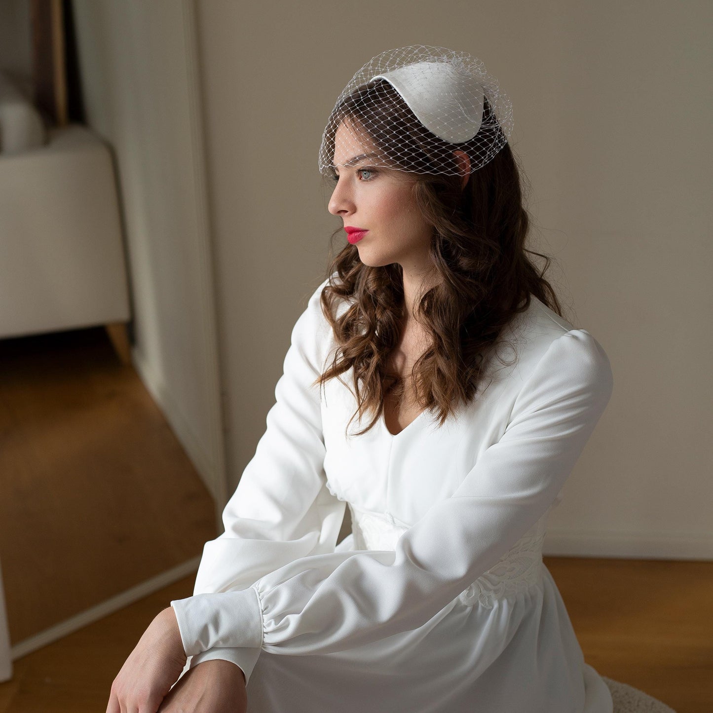 Svatební hedvábná saténová kapleta se závojem ve tvaru ptačí klece: Svatební ozdoba hlavy ve stylu 50. let