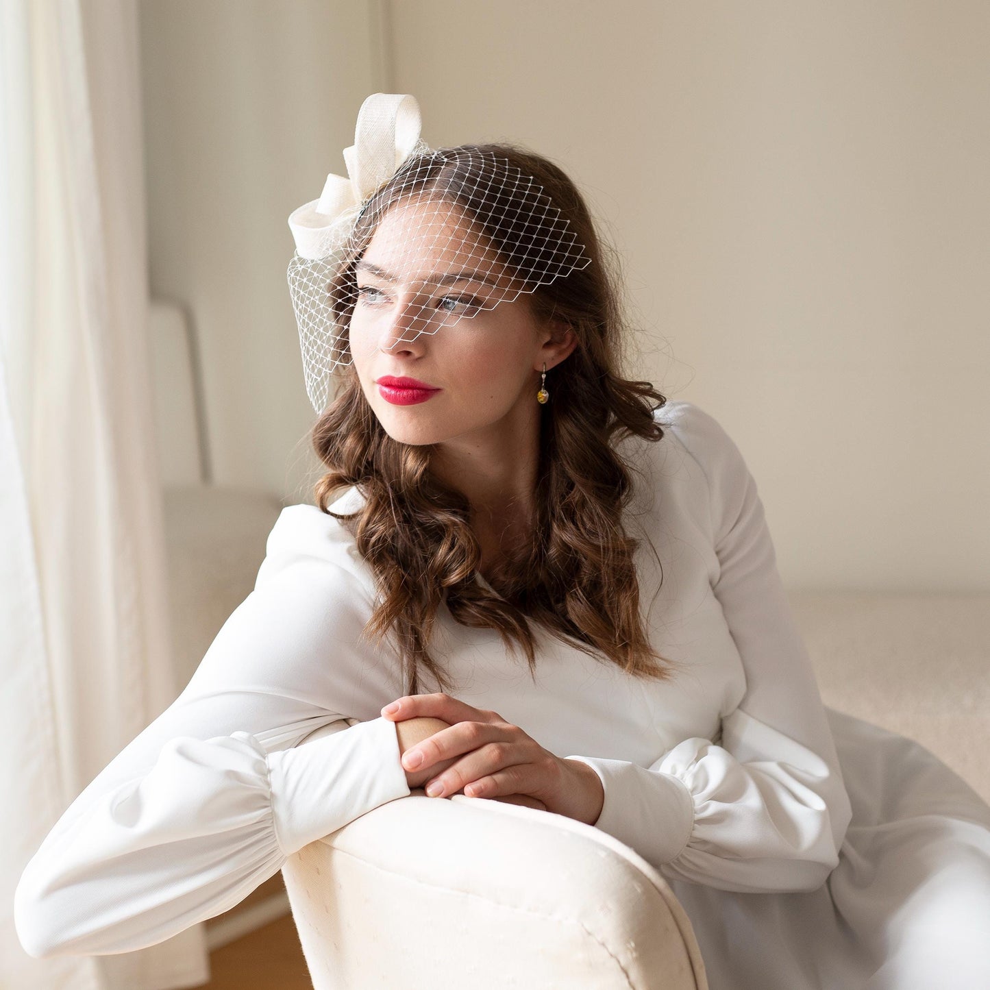 Weißer Brautschleier im Birdcage-Stil: Minimalistischer Hochzeits-Haarschmuck