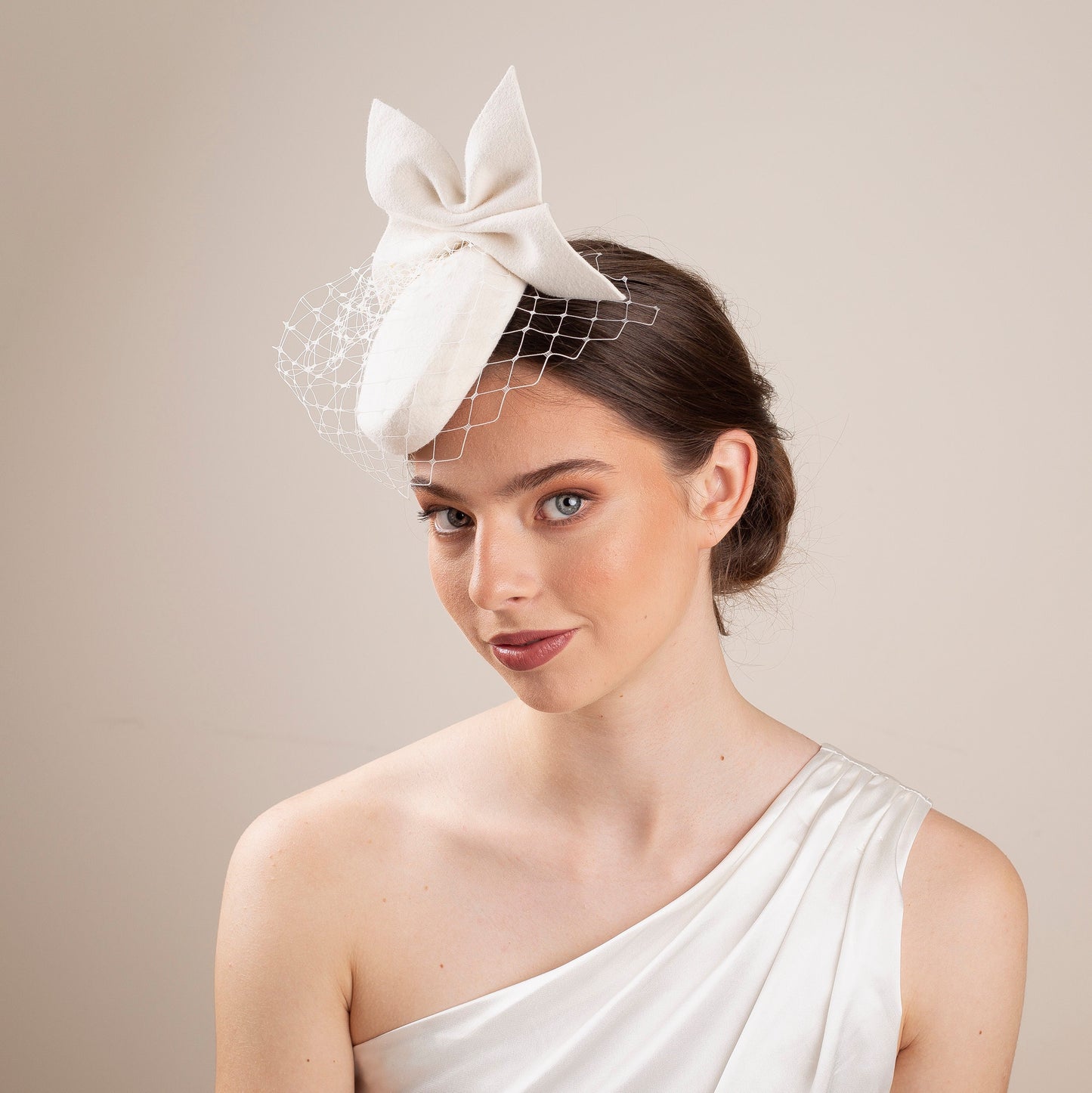 Svatební klobouk ve tvaru krabičky: Moderní ozdoba hlavy s mašlí a síťkou - Zimní svatba