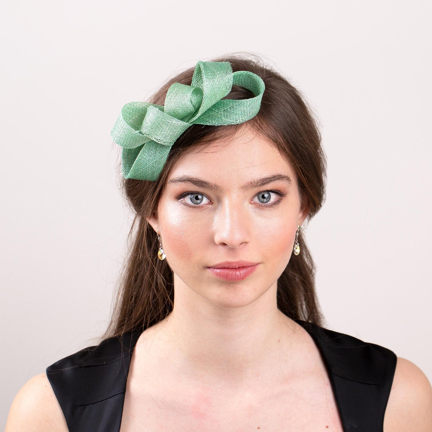 Celadongrüner Fascinator mit Schleife, Hochzeitsfascinator in Wunschfarbe, minimalistischer Fascinator mit Schleife, Braut-Haarschmuck mit Schleife in Meerschaumgrün