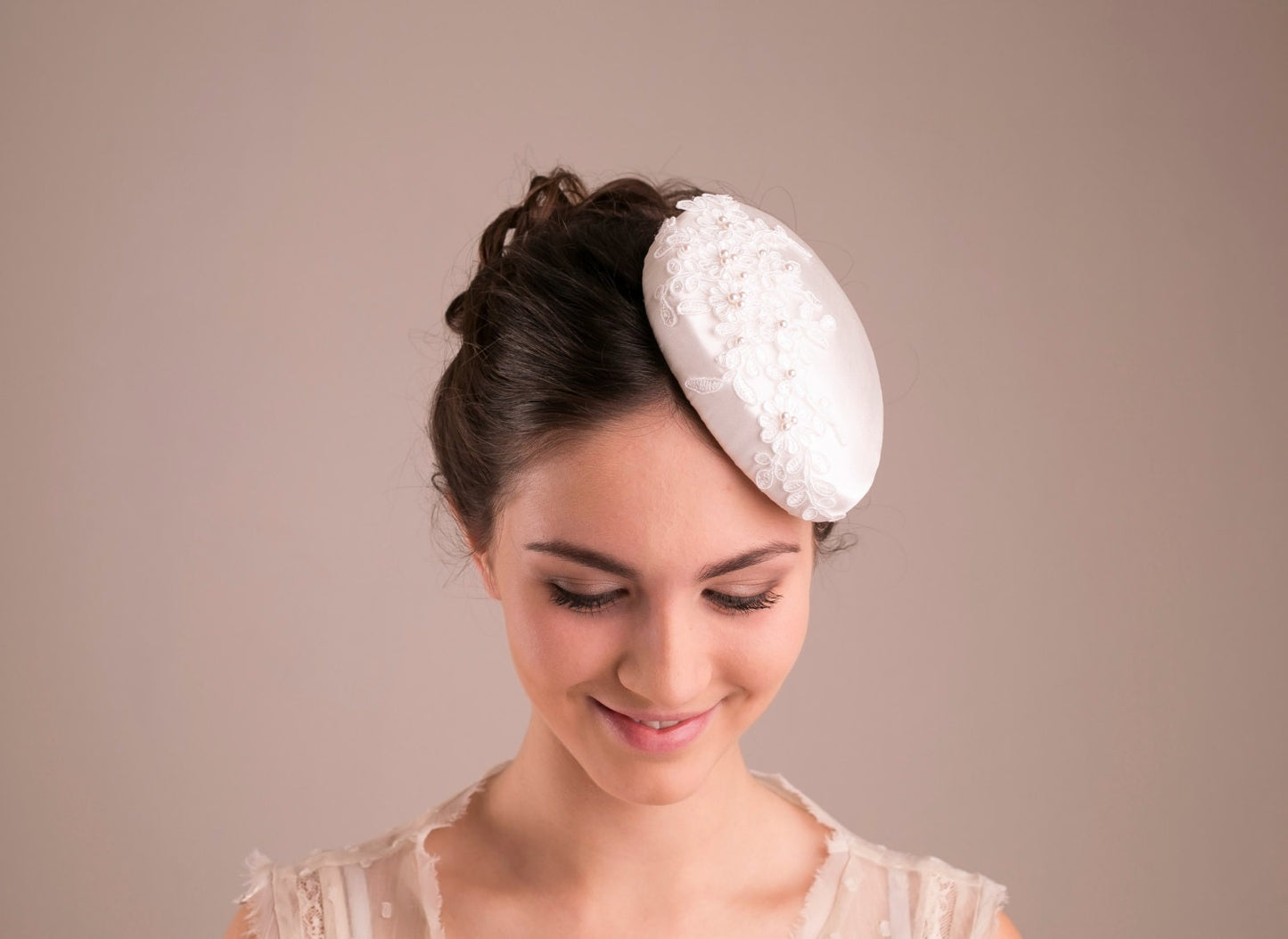 Civil Ceremony Pillbox with Lace and Pearls for a bride, Pearl Beaded Bridal Hat, Ivory Lace Headpiece, Wedding fascinator Mini Hat Pillbox