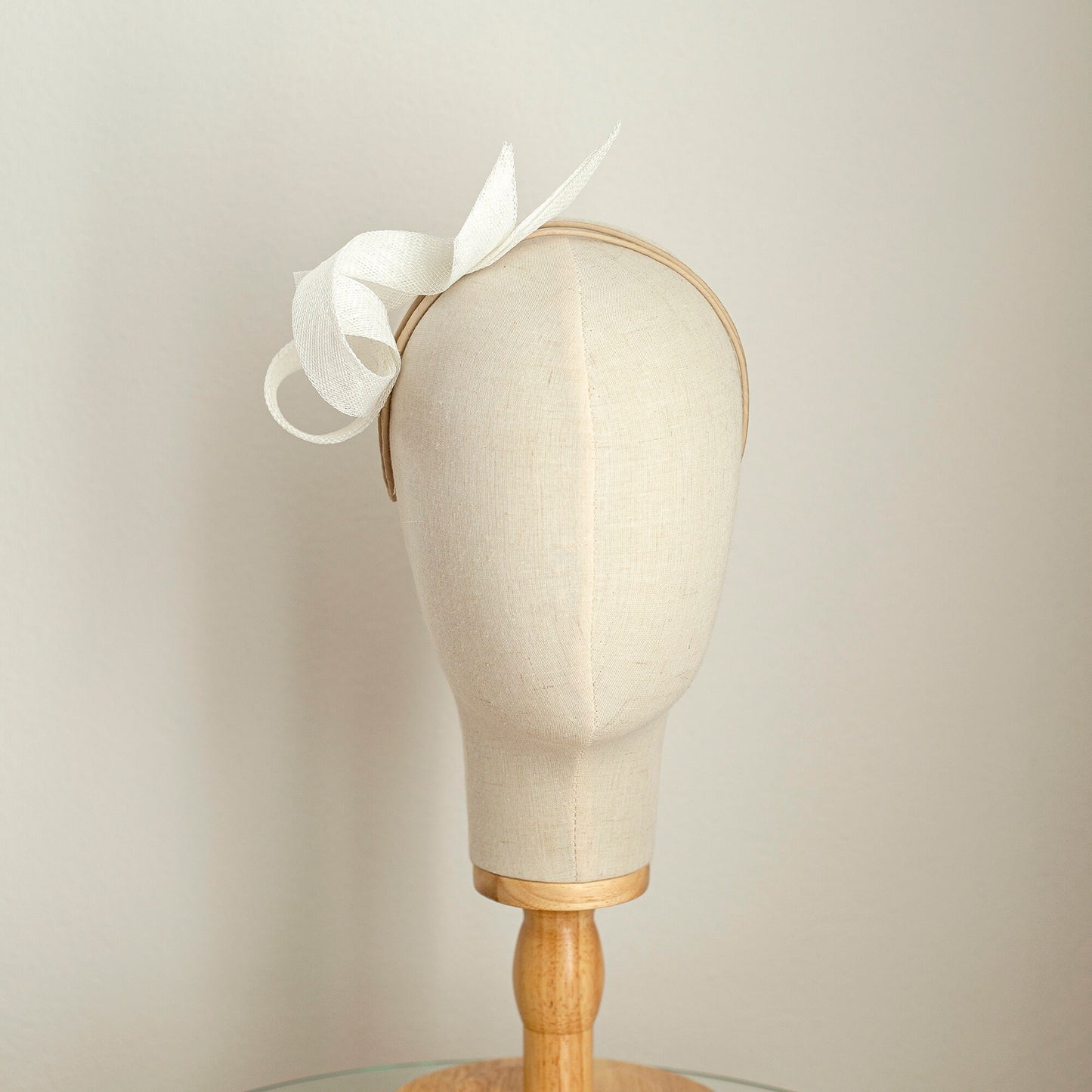 Skulpturaler Fascinator für Hochzeitsgäste auf einem bequemen Doppelstirnband, Damenhut-Fascinator