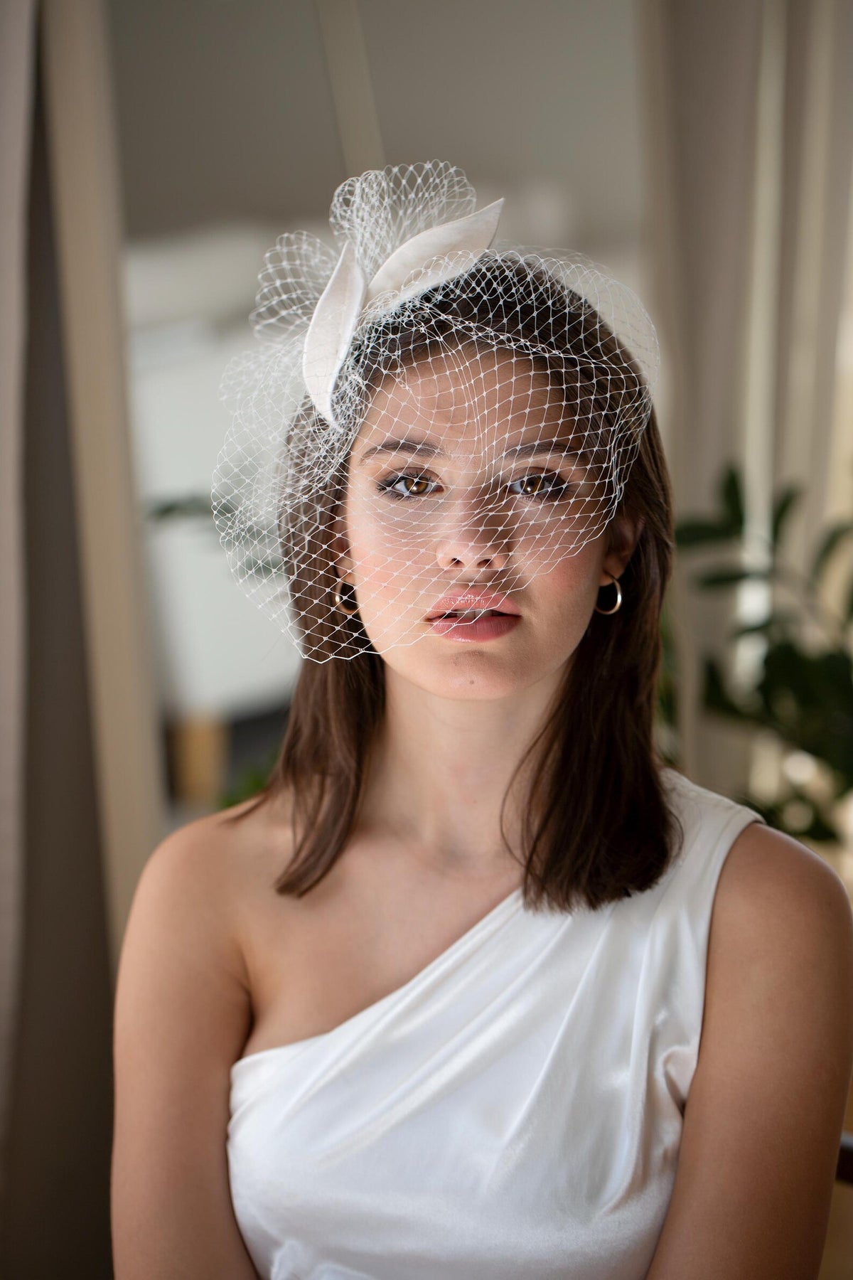 Ivory Birdcage Veil Bridal Fascinator – Felt Leaf Wedding Headpiece – Modern Bride Hair Accessory for Civil Wedding & City Hall Elopement