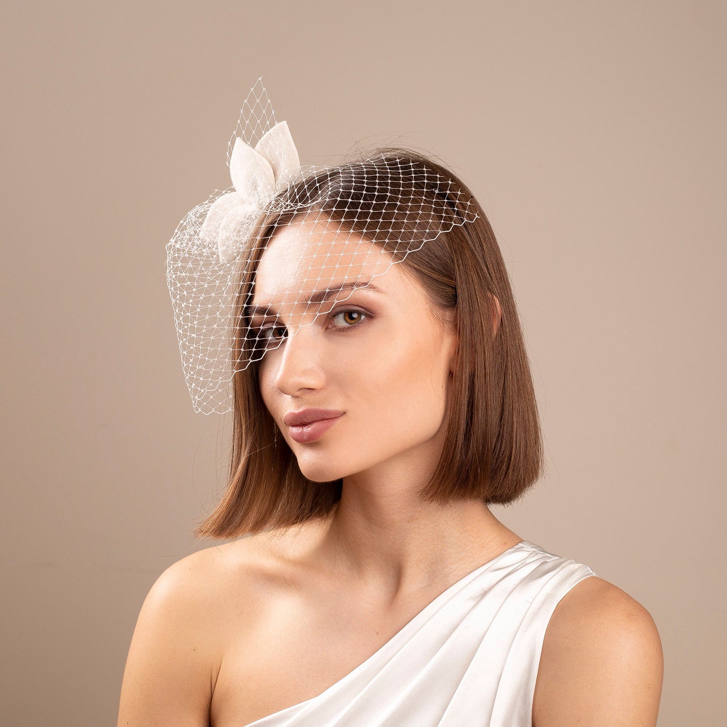 Brautschleier im Vogelkäfig-Stil: Filzblütenblätter, Blätter-Fascinator