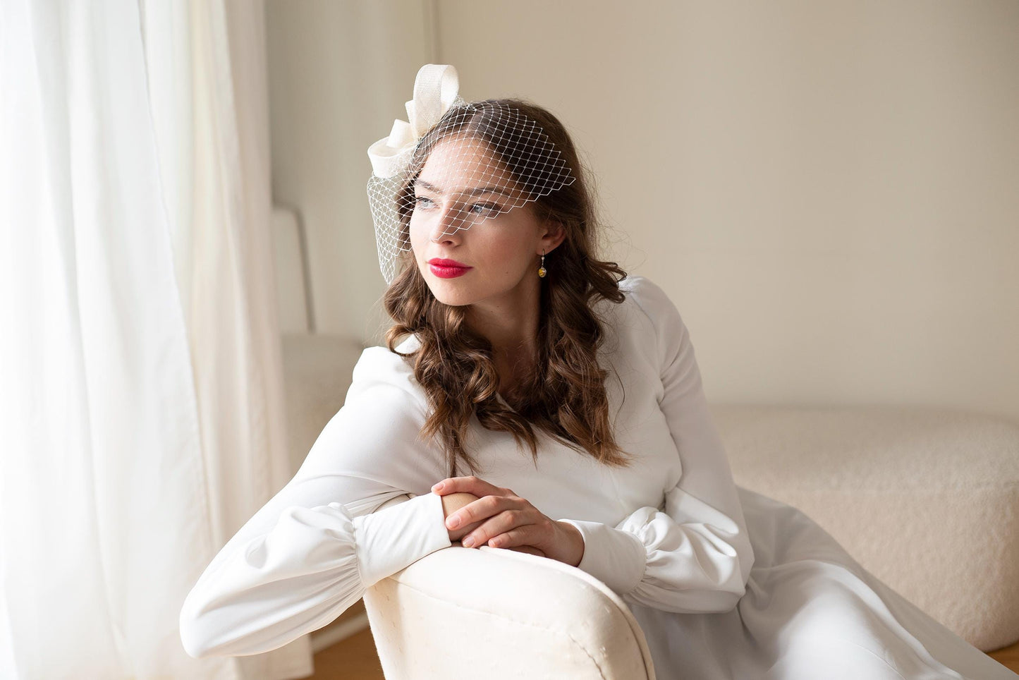 Weißer Brautschleier im Birdcage-Stil: Minimalistischer Hochzeits-Haarschmuck