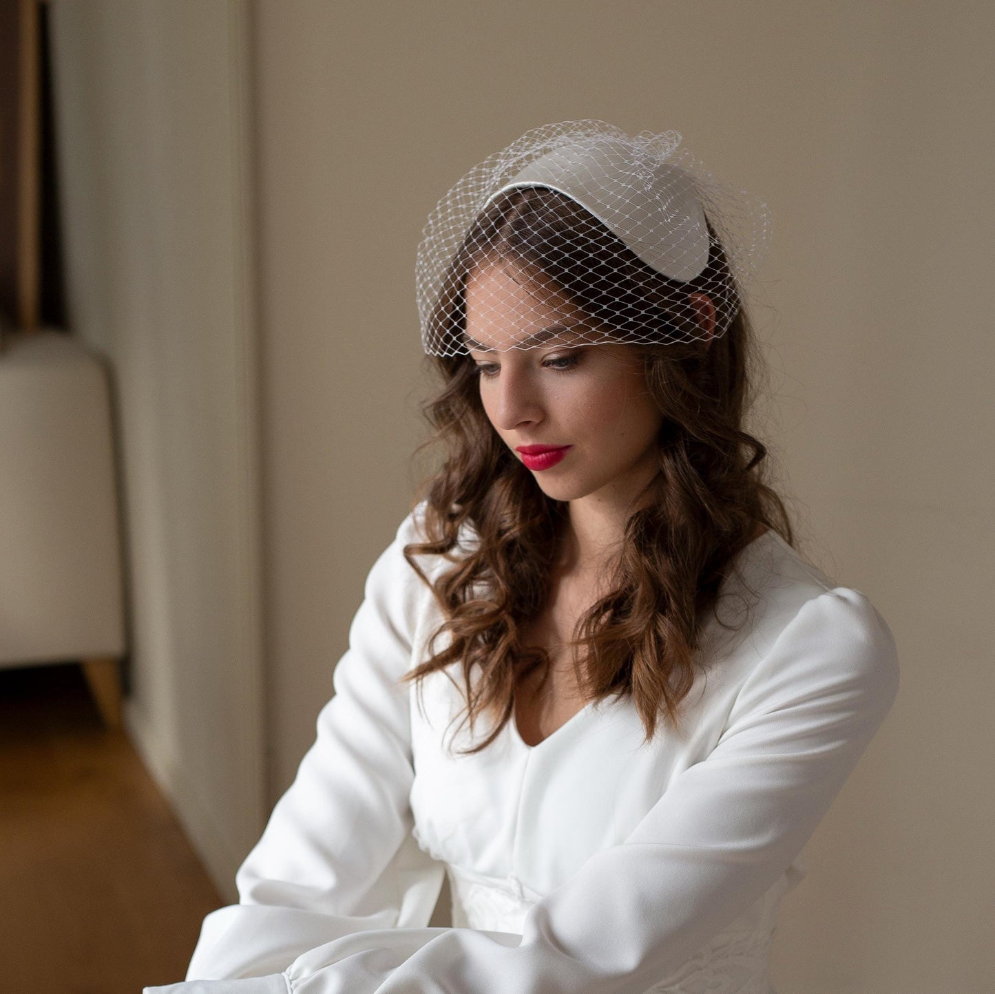 Svatební hedvábná saténová kapleta se závojem ve tvaru ptačí klece: Svatební ozdoba hlavy ve stylu 50. let