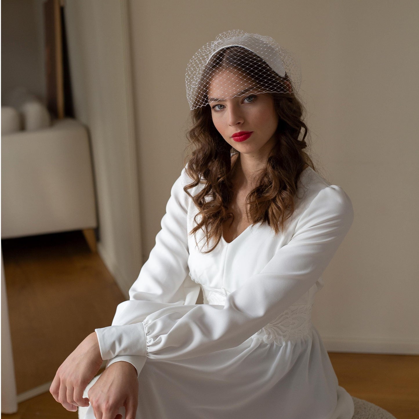 Svatební hedvábná saténová kapleta se závojem ve tvaru ptačí klece: Svatební ozdoba hlavy ve stylu 50. let