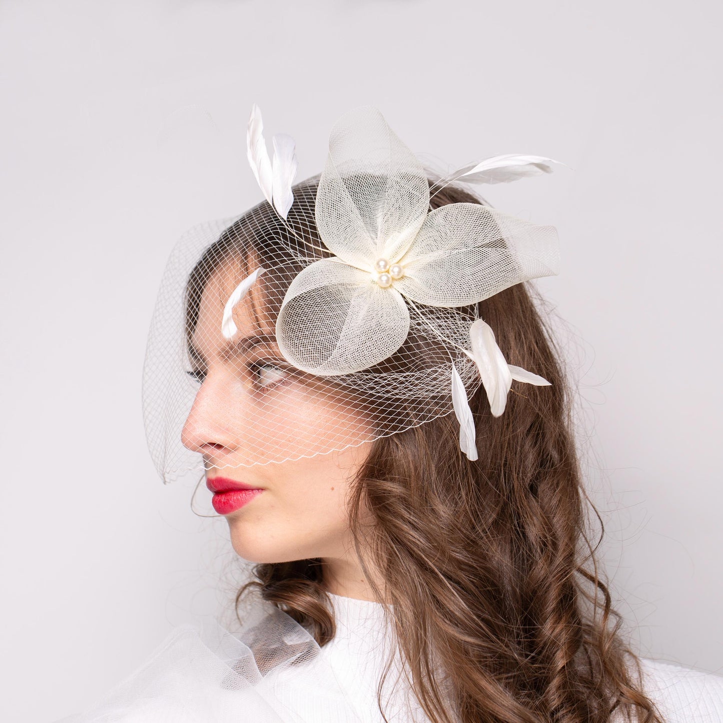 Vintage svatební závoj ze 70. let s fascinátorem z perel a peří, kloboukovou krinolínovou ozdobou hlavy a ptačí klecí