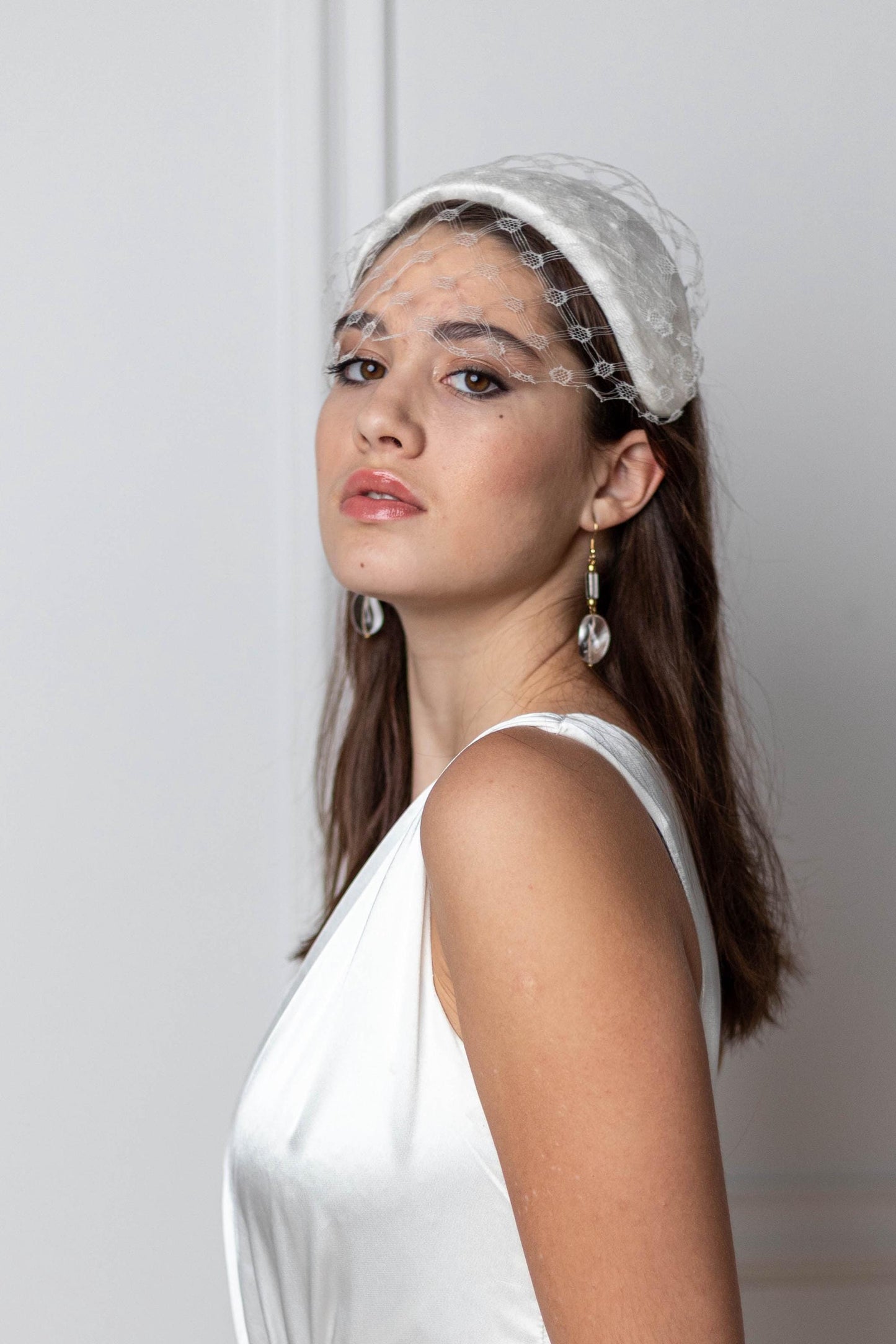 Svatební čelenka z hedvábného saténu s vintage závojem ve stylu Birdcage, styl Grace Kelly