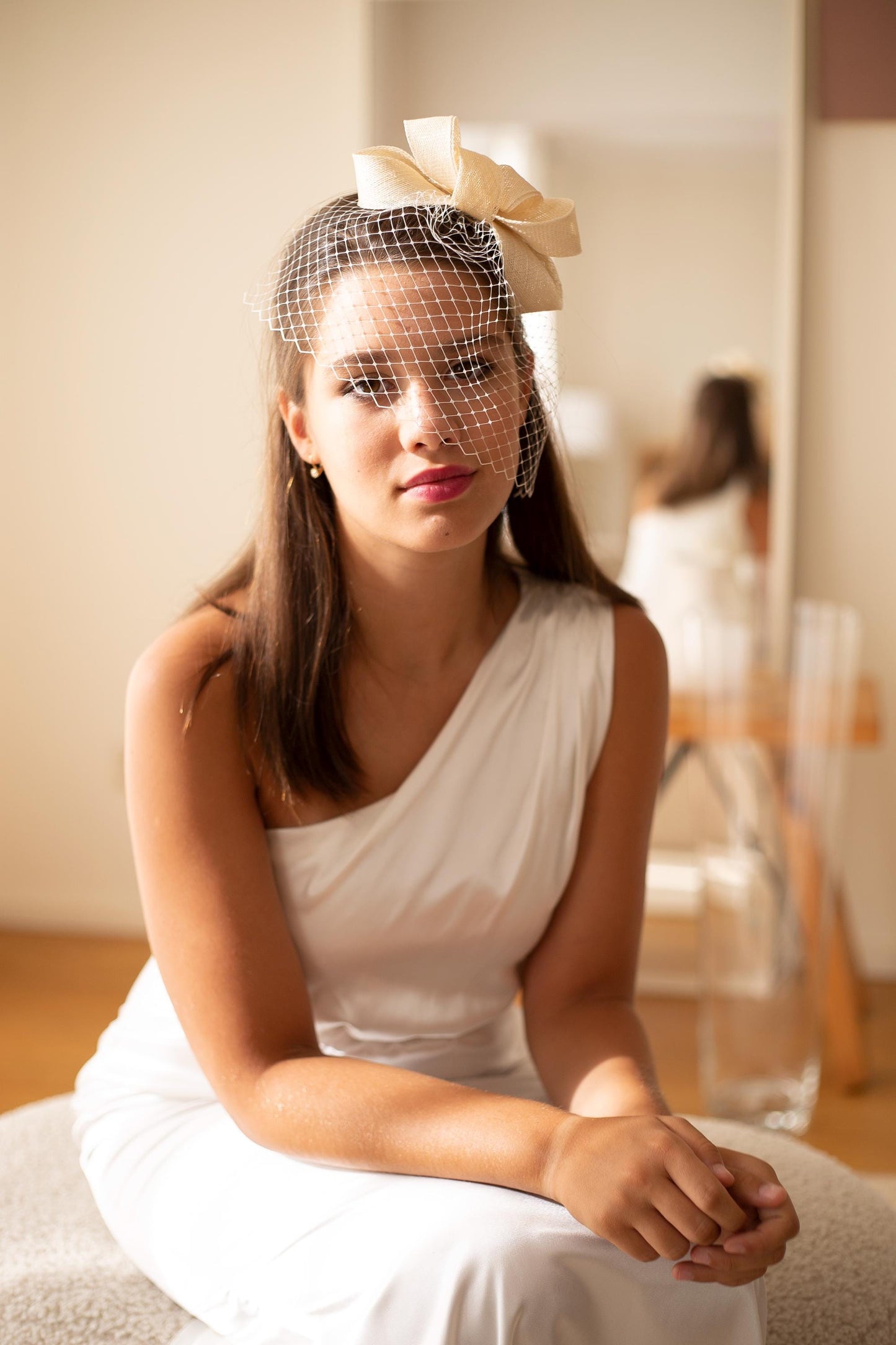 Mašle s fascinátorem a závojem ve tvaru ptačí klece: Formální čelenka v barvě na míru