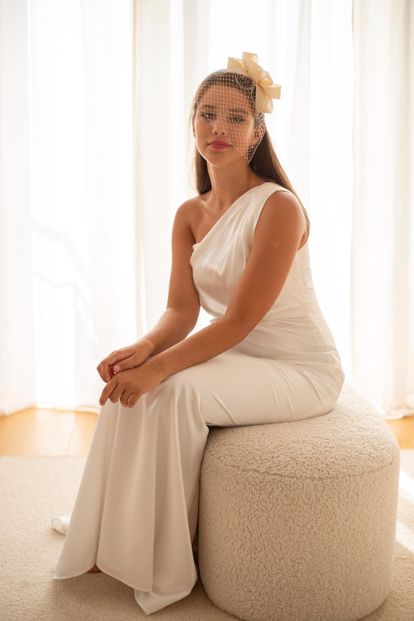 Mašle s fascinátorem a závojem ve tvaru ptačí klece: Formální čelenka v barvě na míru