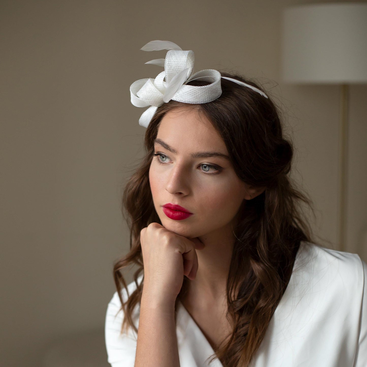 Feder-Brautfascinator: Moderner Haarschmuck mit Schleife für Hochzeitsgäste