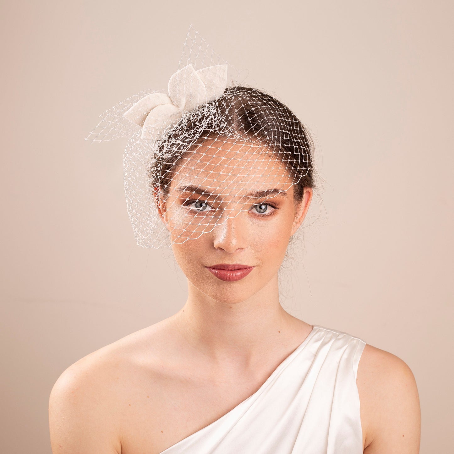 Svatební fascinátor s motivem slonové kosti a plstěnými listy s francouzským závojem ve tvaru ptačí klece
