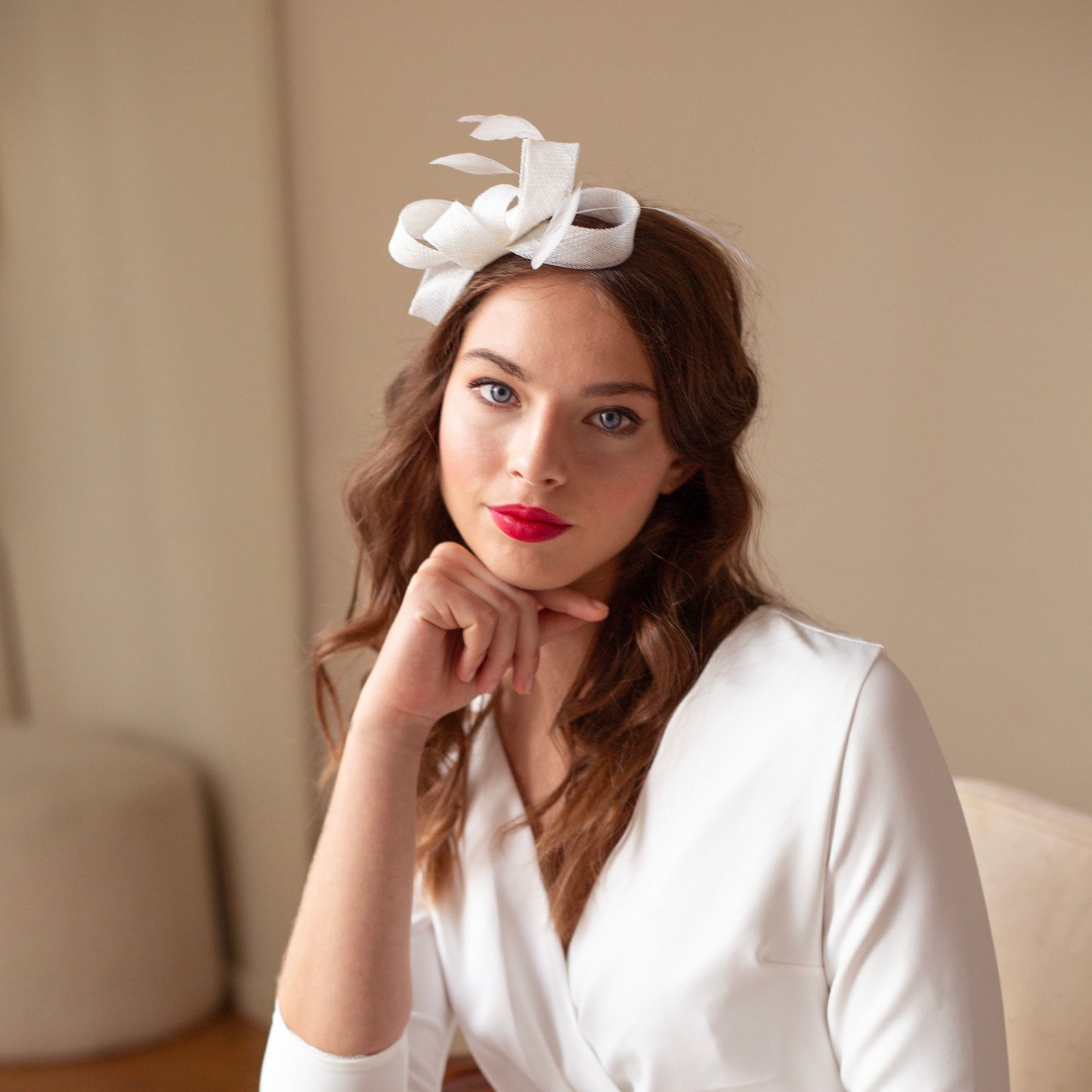 Feder-Brautfascinator: Moderner Haarschmuck mit Schleife für Hochzeitsgäste
