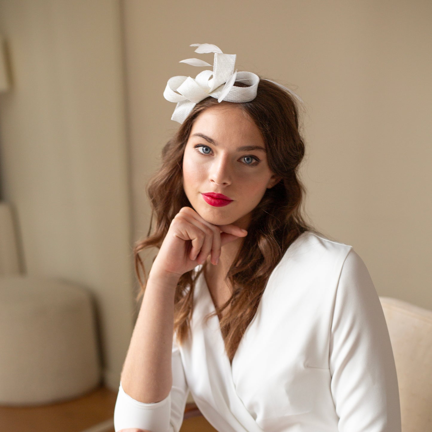 Feder-Brautfascinator: Moderner Haarschmuck mit Schleife für Hochzeitsgäste