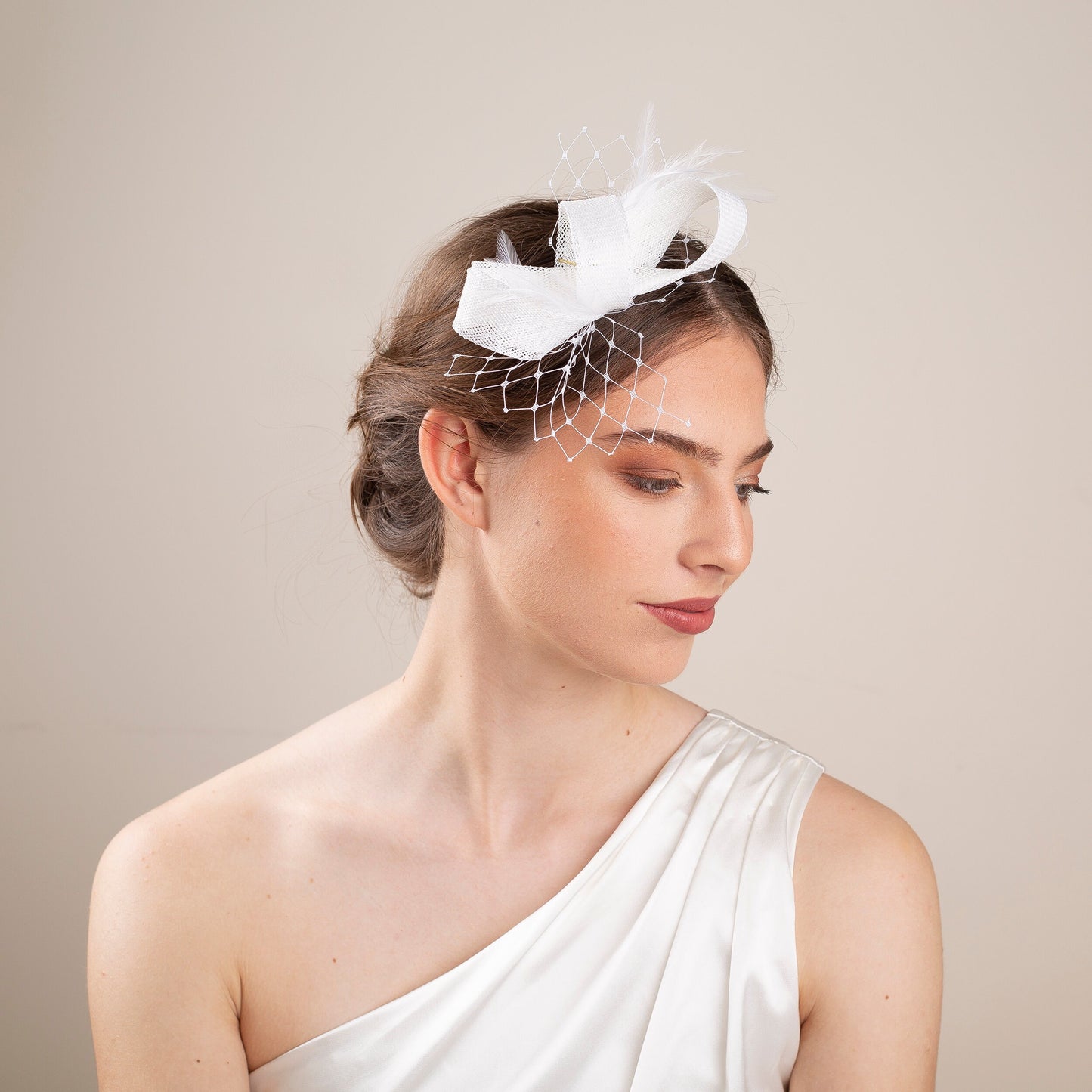 Braut-Fascinator mit weißen Federn: Minimalistischer Hochzeits-Haarschmuck mit Schleier