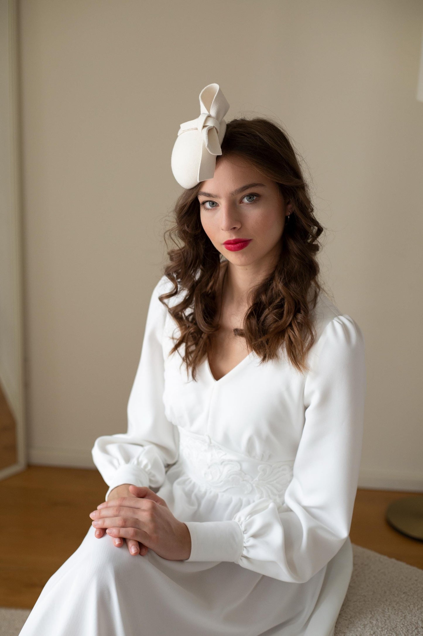 Slonovinová krabička s dvojitou mašlí pro radnici, svatební kožešinová plstěná čepice, svatební koktejlová čepice, zimní svatební krabička