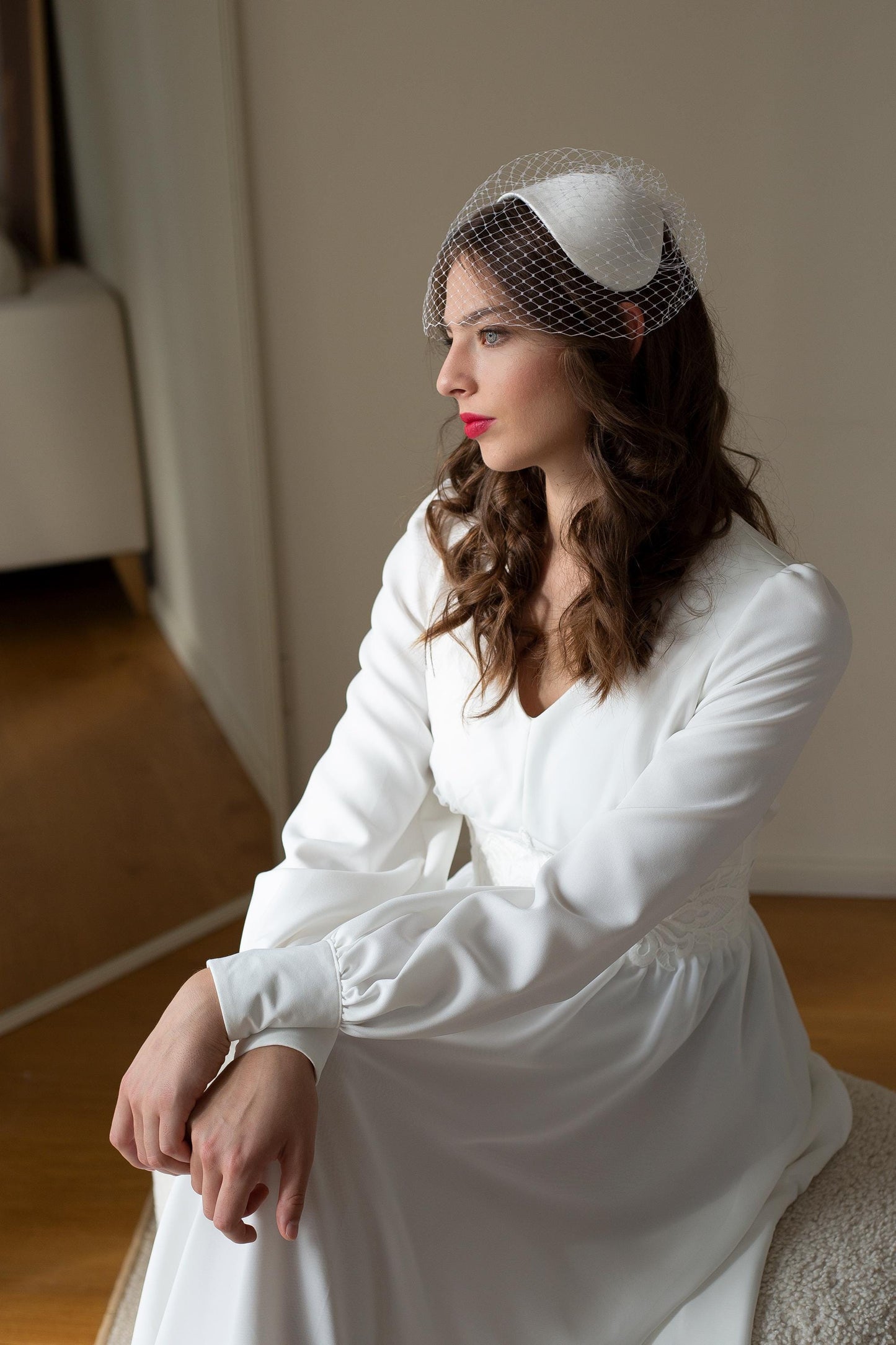 Svatební hedvábná saténová kapleta se závojem ve tvaru ptačí klece: Svatební ozdoba hlavy ve stylu 50. let