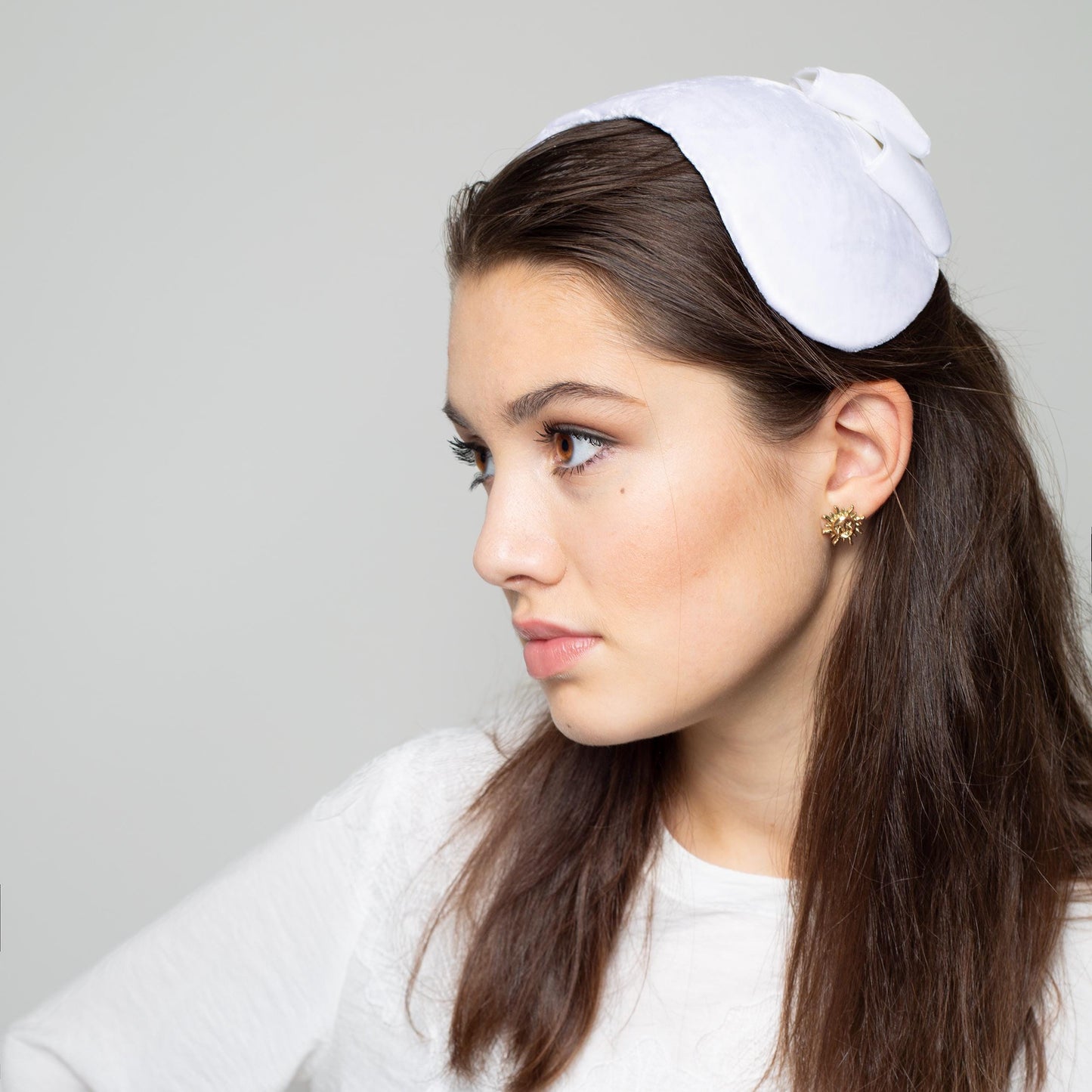 Sametová svatební čepice s mašlí, svatební čepice ve stylu starého Hollywoodu, vzadu nošený poloviční klobouk