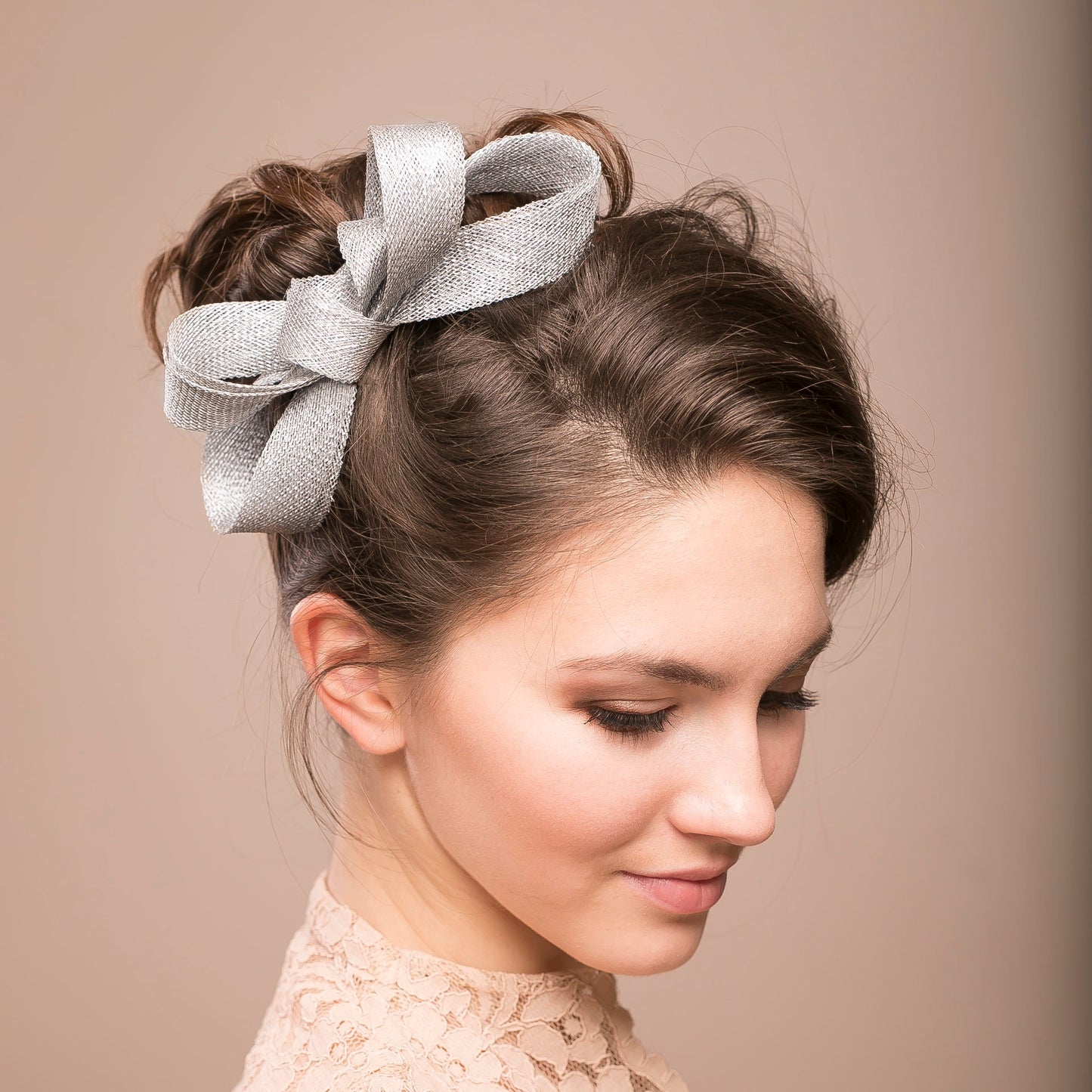 Celadongrüner Fascinator mit Schleife, Hochzeitsfascinator in Wunschfarbe, minimalistischer Fascinator mit Schleife, Braut-Haarschmuck mit Schleife in Meerschaumgrün