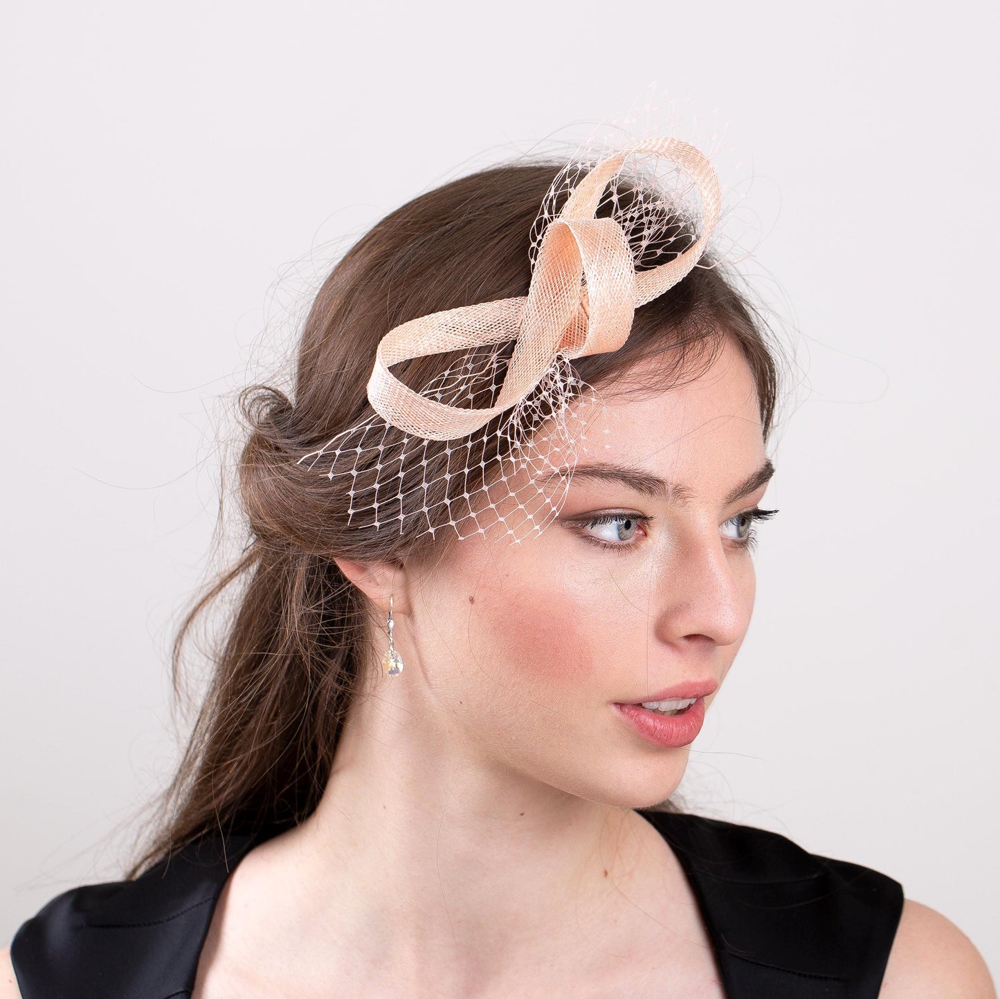 Peach Pink Fascinator: Elegant Wedding Headpiece with Veiling
