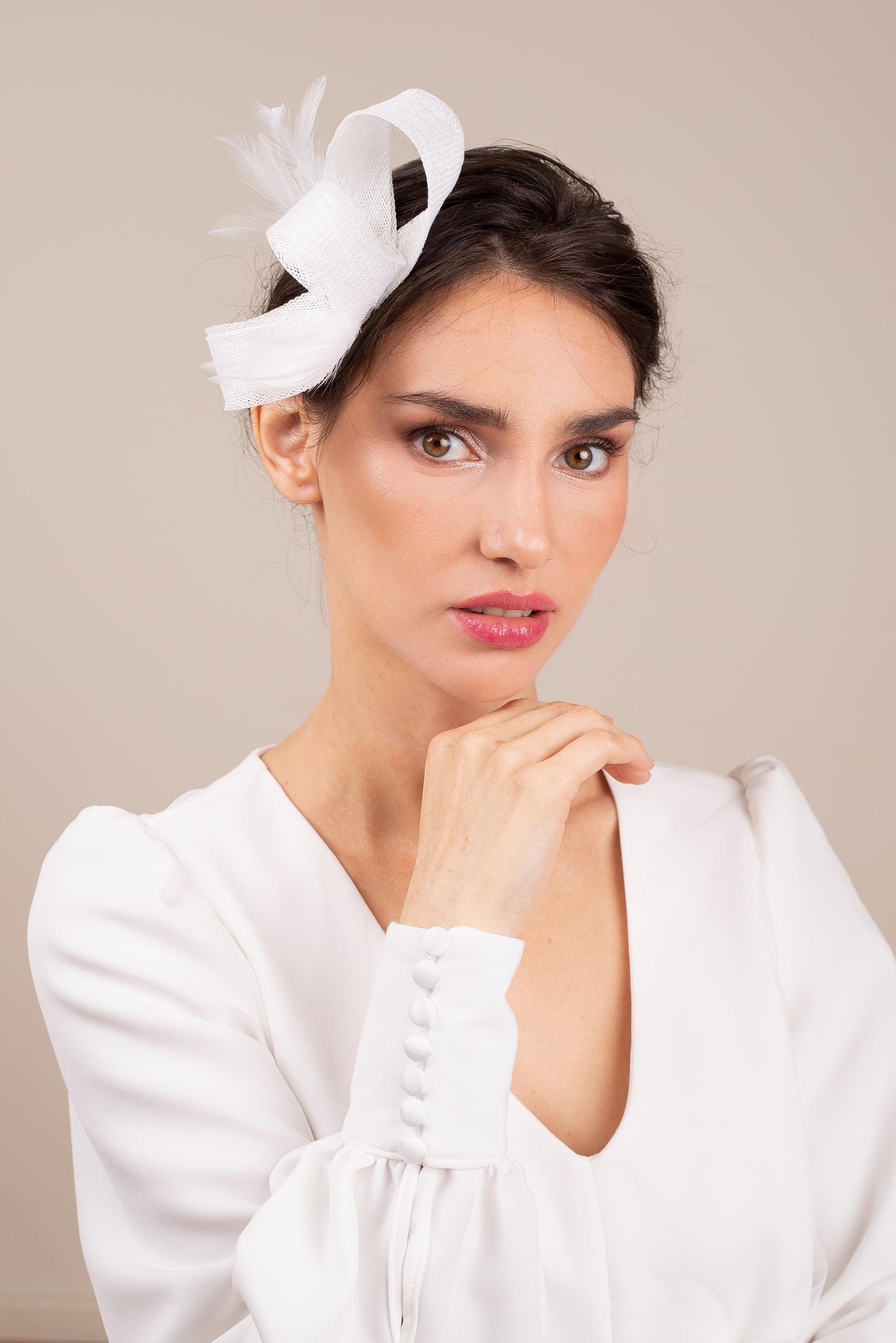 Svatební ozdoba s bílým peřím, ptačí klec, elegantní svatební ozdoba hlavy se síťovaným závojem na obličej