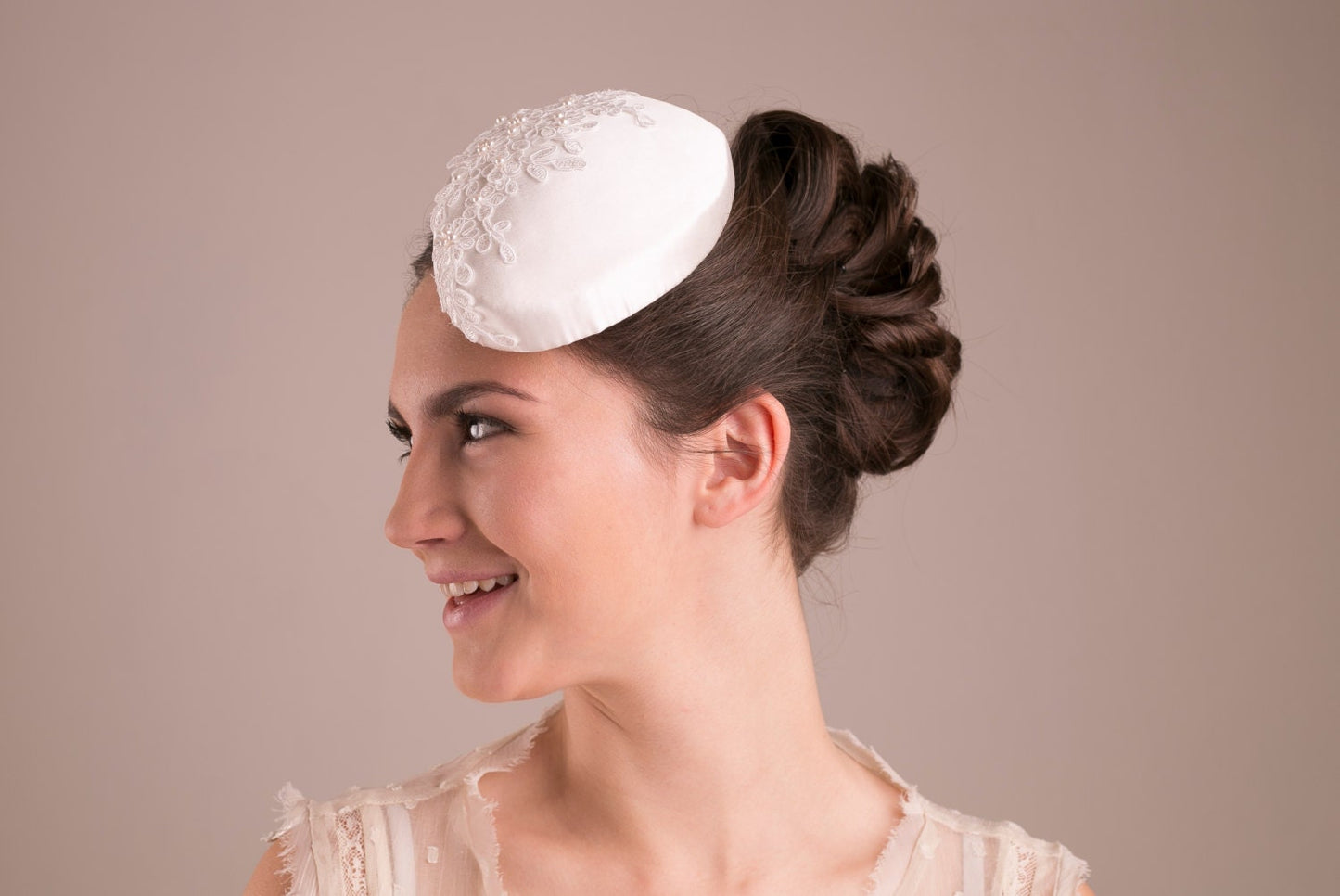 Civil Ceremony Pillbox with Lace and Pearls for a bride, Pearl Beaded Bridal Hat, Ivory Lace Headpiece, Wedding fascinator Mini Hat Pillbox