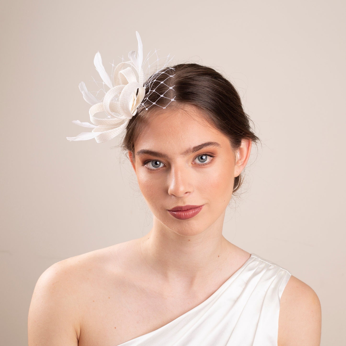 Bridal Feather Fascinator, Elegant Wedding Hairpiece with Veiling
