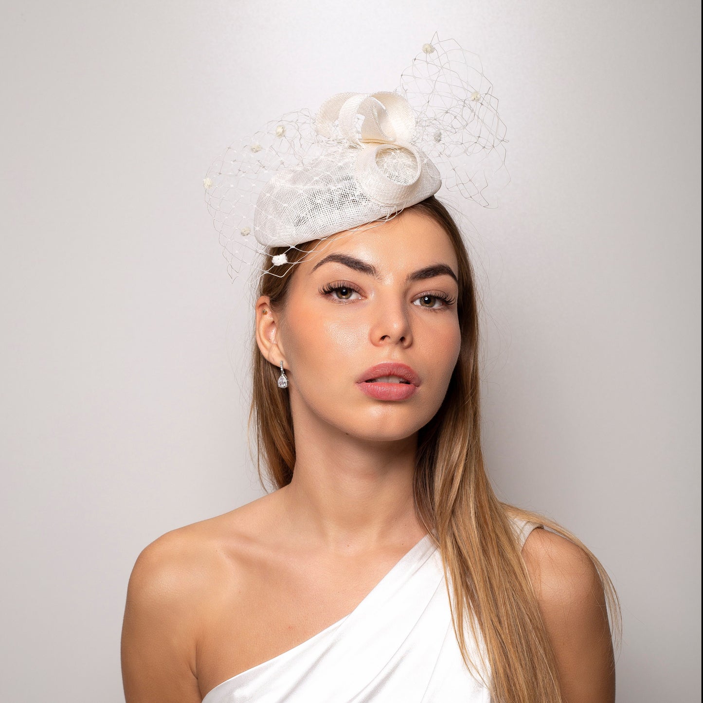 Svatební klobouk ve slonovinové barvě: Svatební klobouk Sinamay s mašlí a tečkovaným závojem