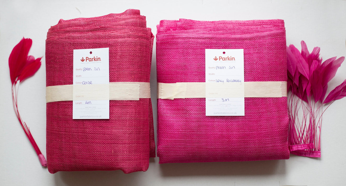 Svatební fascinátor z bílého peří: Moderní závoj s ptačí klecí