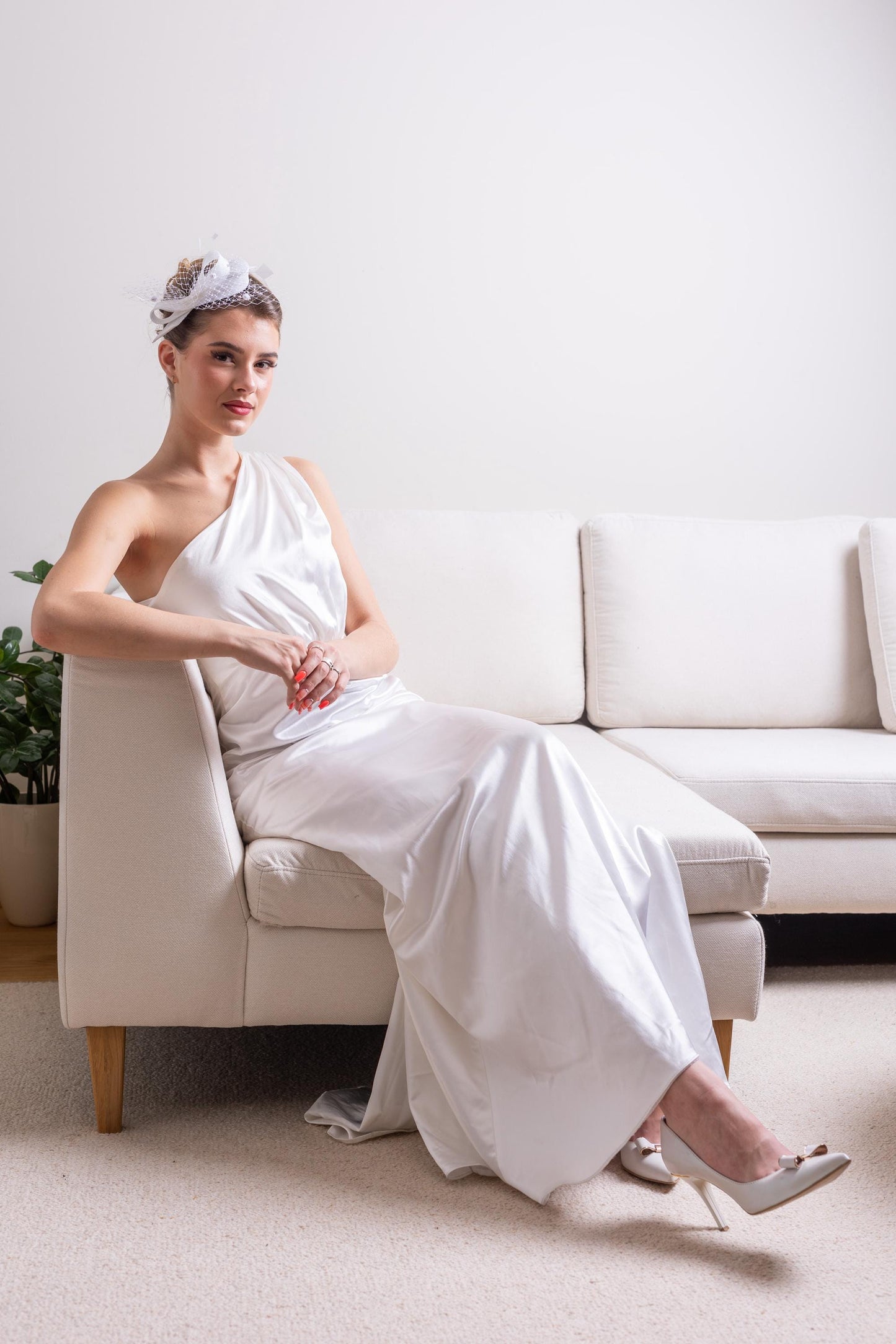 Braut-Fascinator mit weißen Federn und Schleife, gepunkteter Netz-Kopfschmuck für die Braut