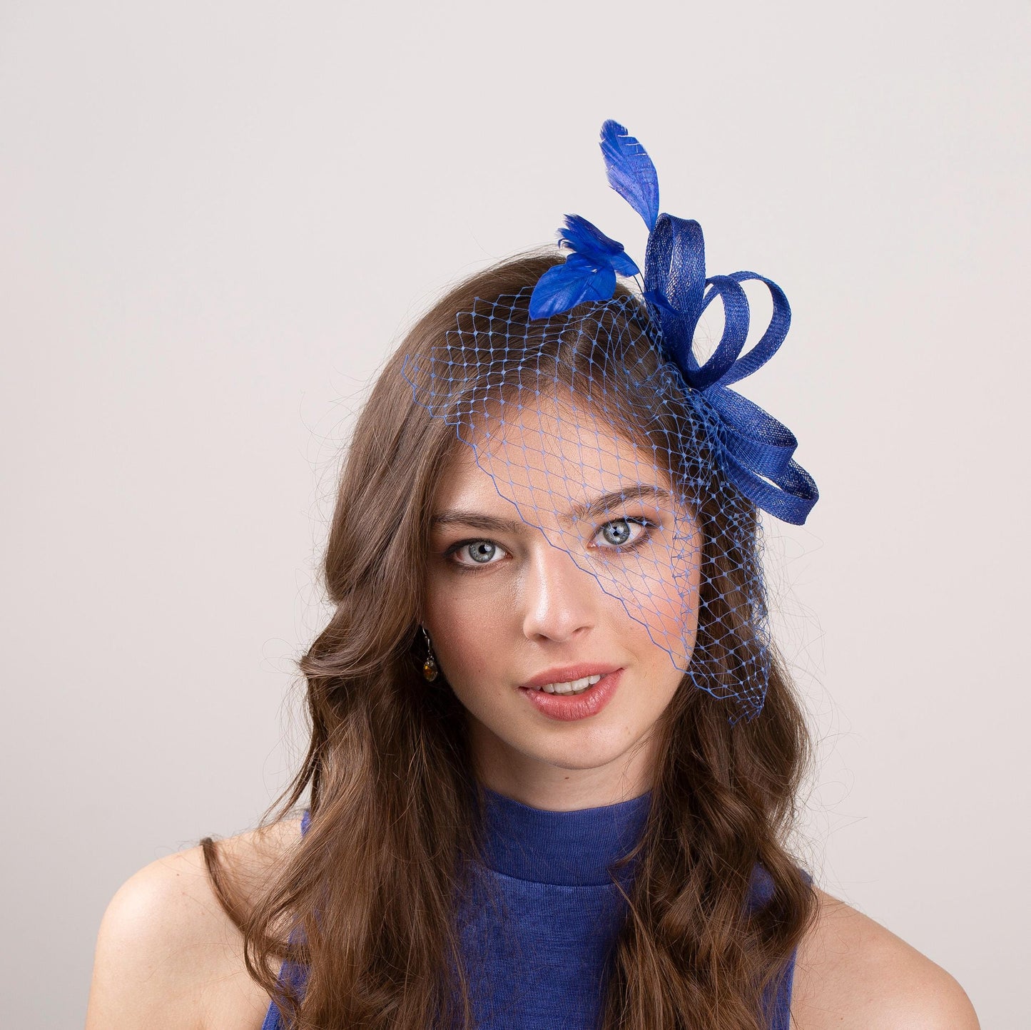 Königsblauer Federfascinator mit kurzem Vogelkäfig, Schleifen-Haarschmuck für Hochzeitsgäste