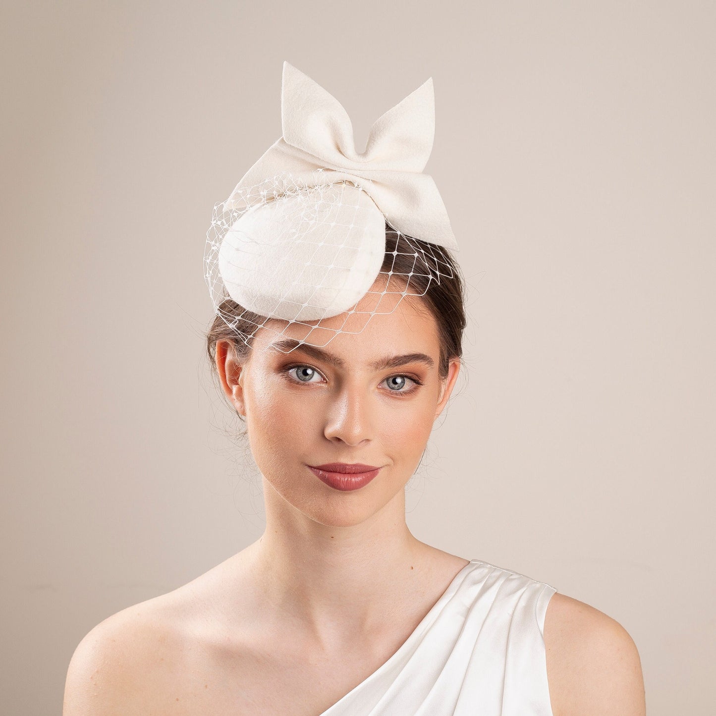 Svatební klobouk ve tvaru krabičky: Moderní ozdoba hlavy s mašlí a síťkou - Zimní svatba