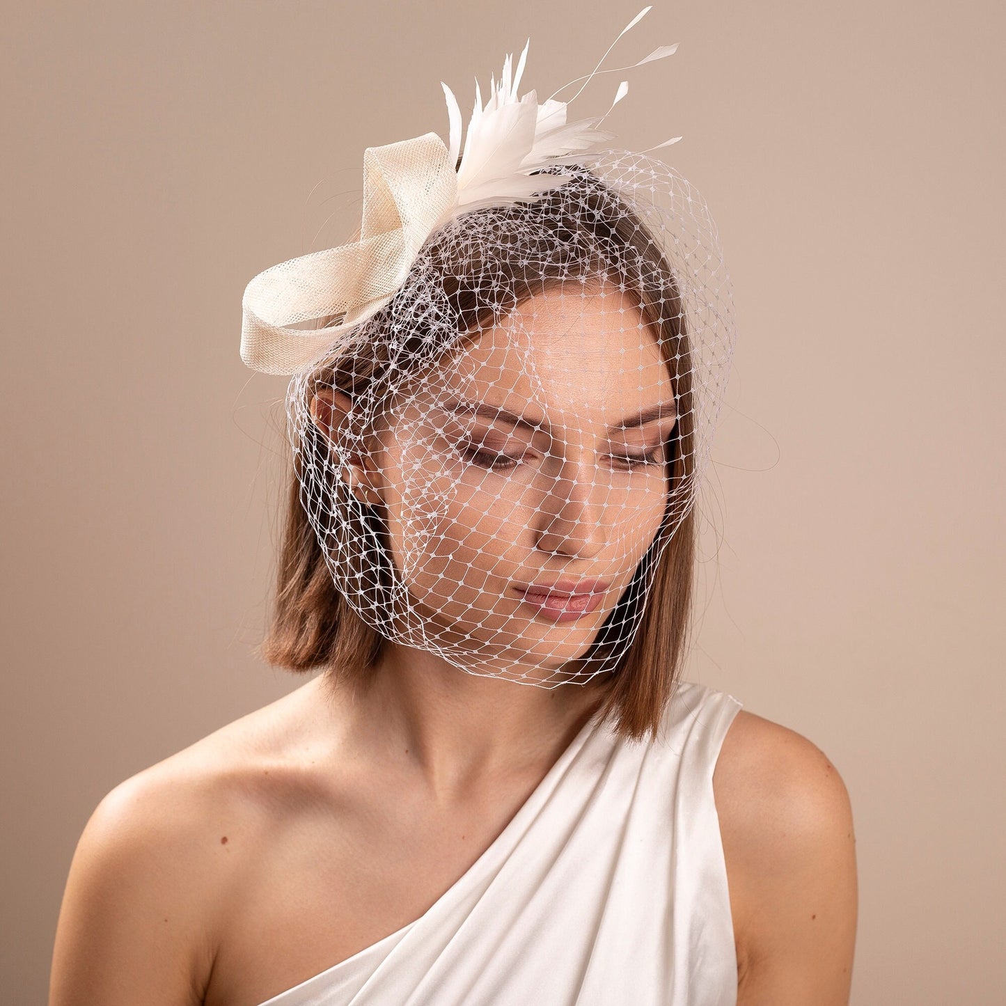 Braut-Fascinator mit weißen Federn: Moderner Braut-Haarschmuck im Birdcage-Stil