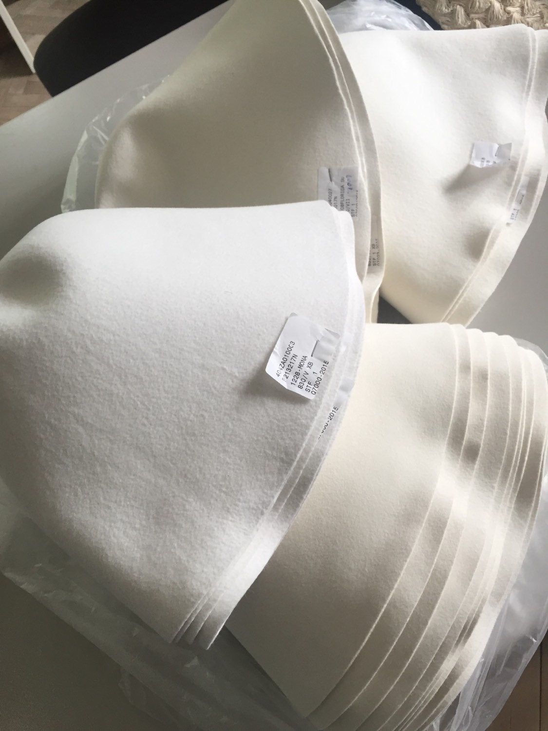 Svatební kožešinový plstěný klobouk-krabička: Svatební závoj ve tvaru ptačí klece s mašlí