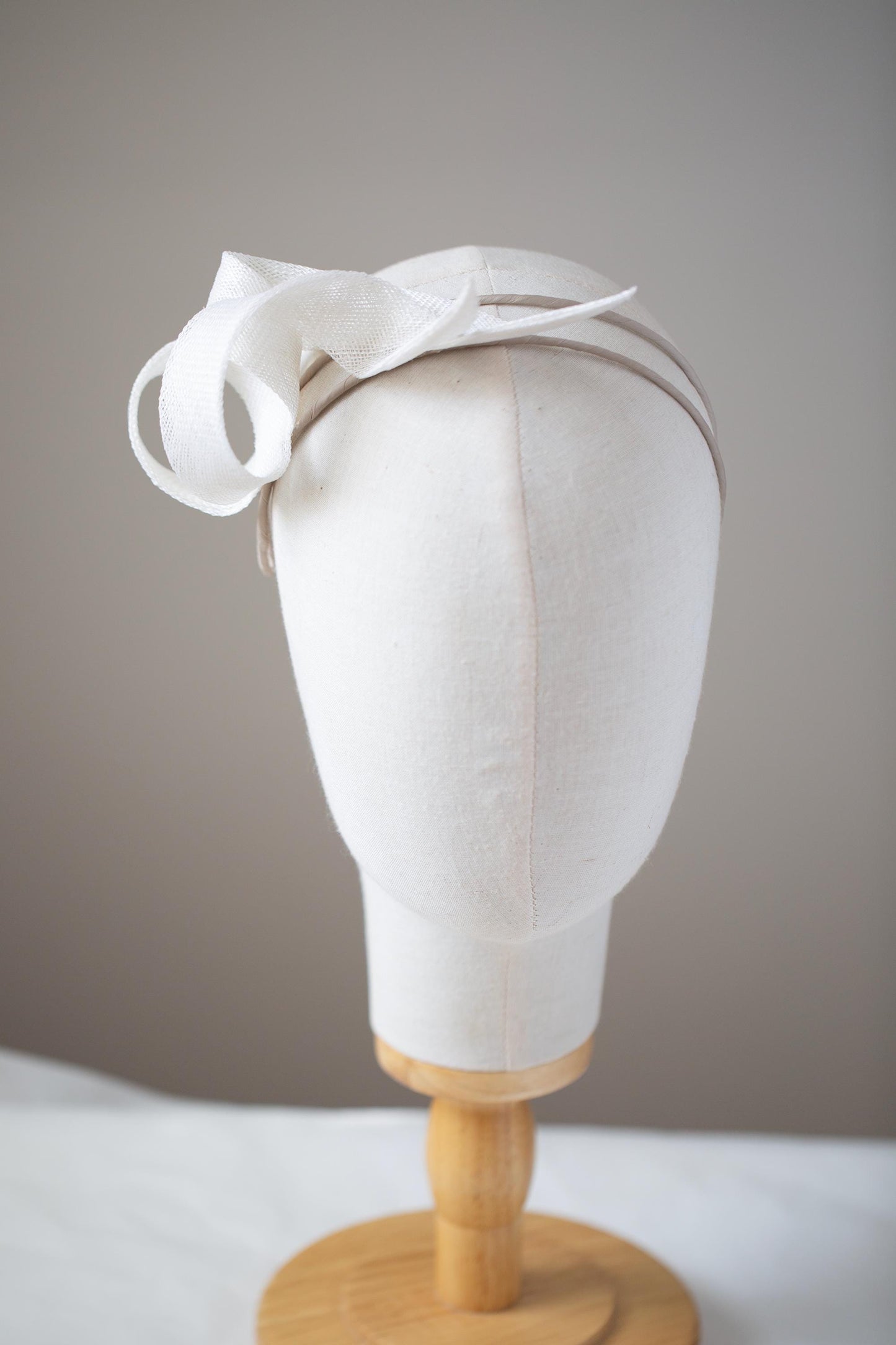 Bílý vír Sinamay Fascinator: Svatební host čelenka