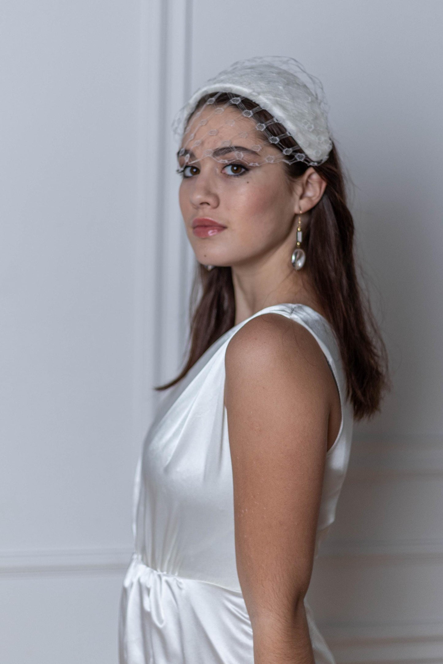 Svatební čelenka z hedvábného saténu s vintage závojem ve stylu Birdcage, styl Grace Kelly