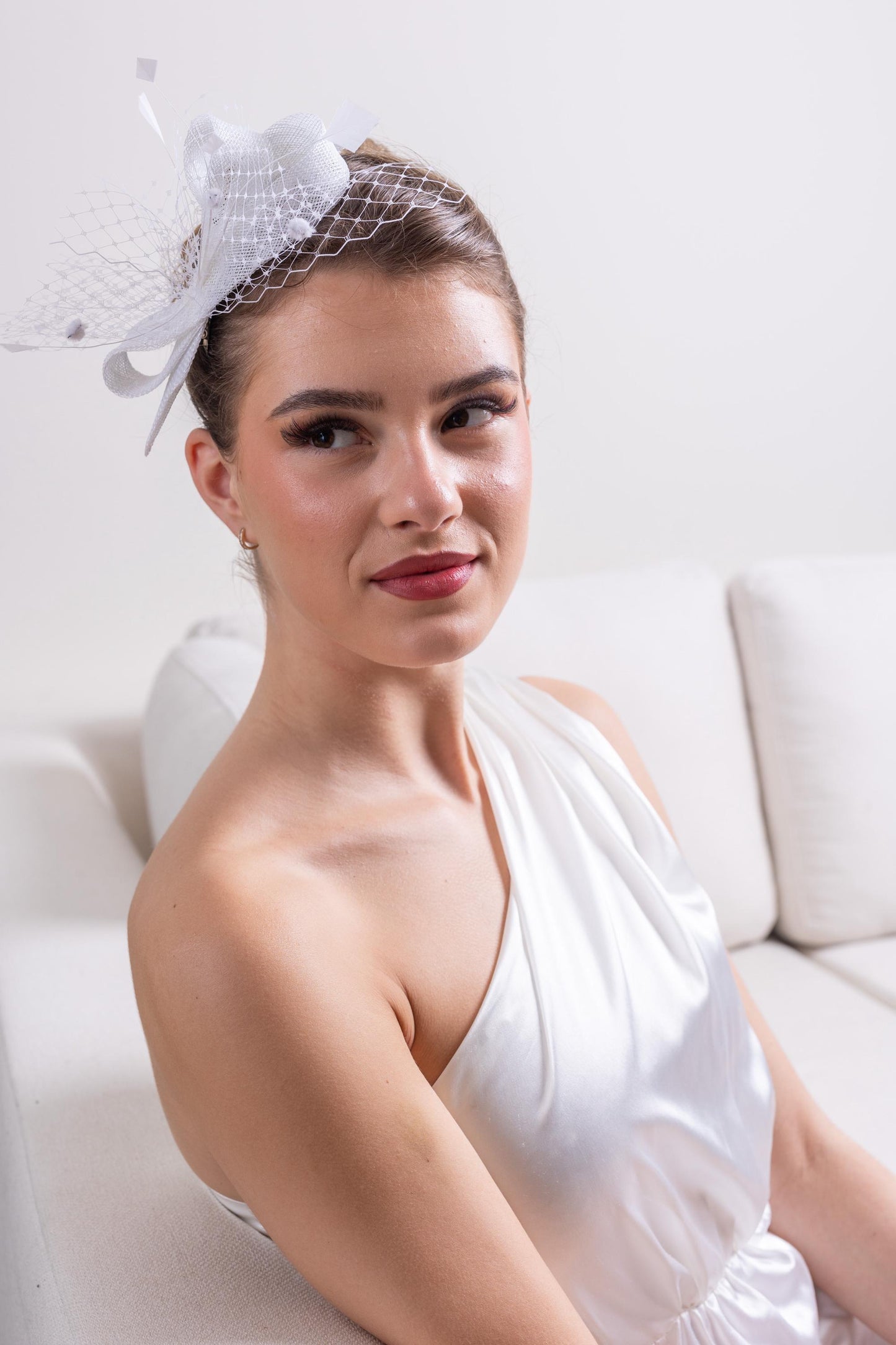 Braut-Fascinator mit weißen Federn und Schleife, gepunkteter Netz-Kopfschmuck für die Braut