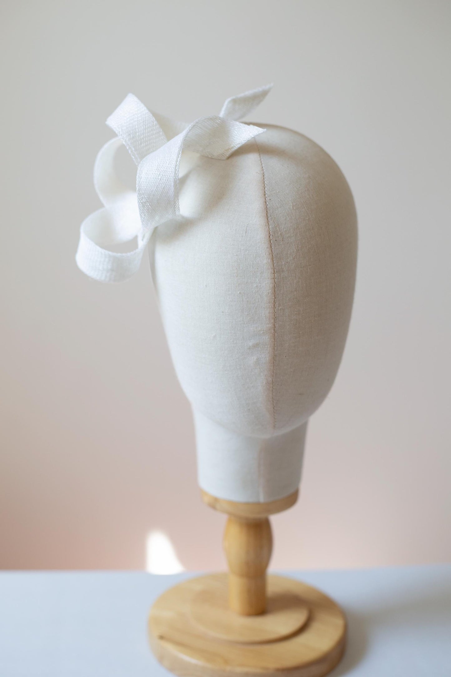 Bílá sochařská vírová fascinátorová svatební ozdoba na sponě