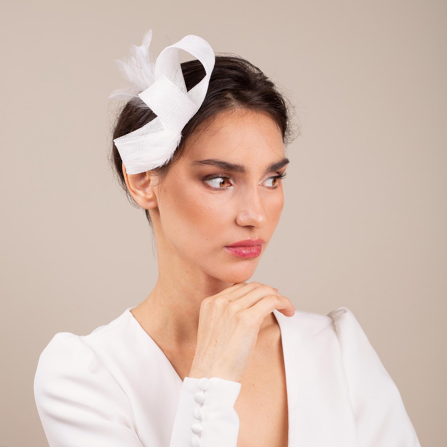 Svatební ozdoba s bílým peřím, ptačí klec, elegantní svatební ozdoba hlavy se síťovaným závojem na obličej