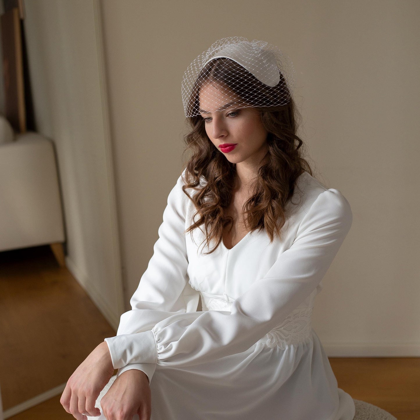 Svatební hedvábná saténová kapleta se závojem ve tvaru ptačí klece: Svatební ozdoba hlavy ve stylu 50. let