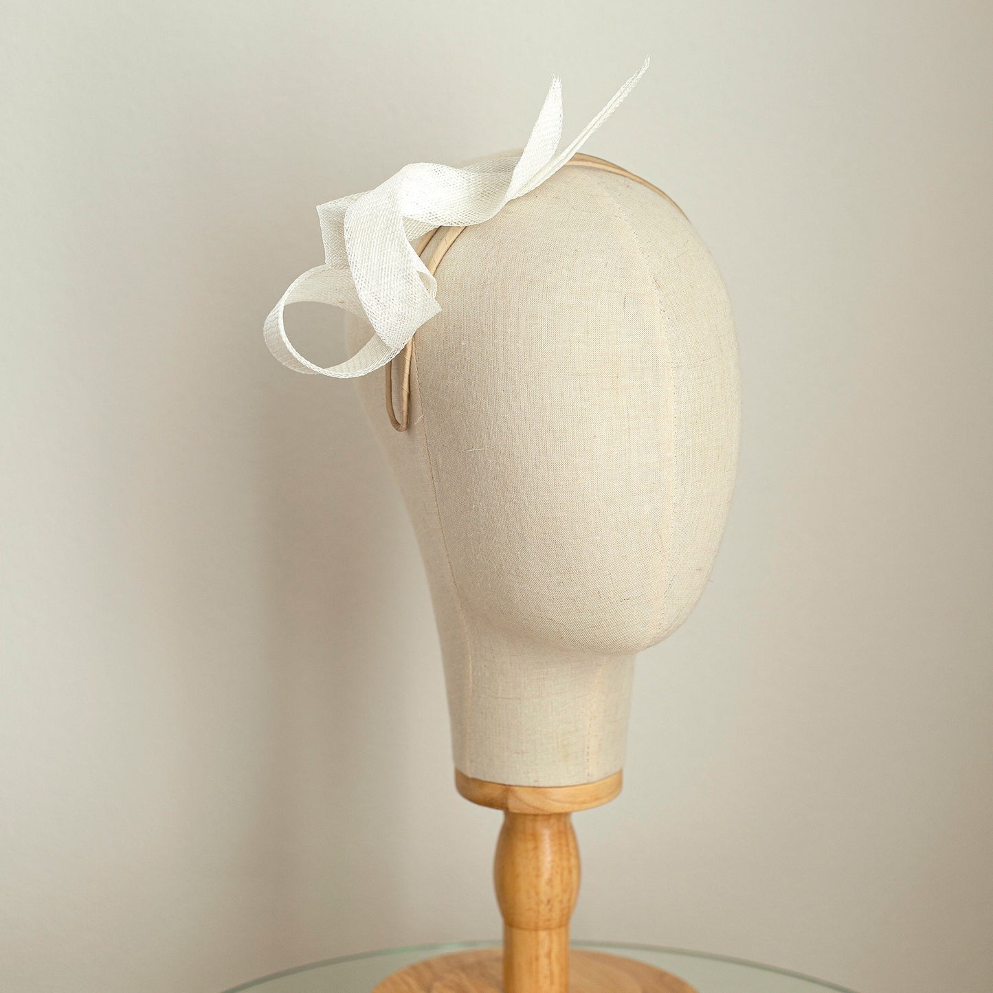 Bílý vír Sinamay Fascinator: Svatební host čelenka