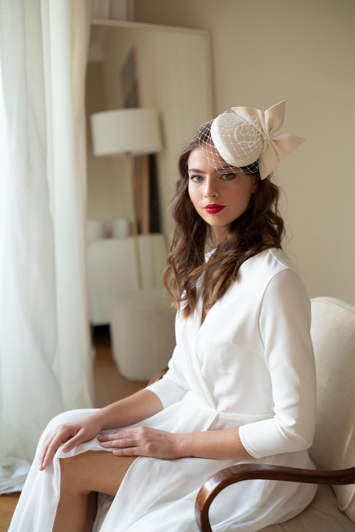 Svatební klobouk ve tvaru krabičky: Moderní ozdoba hlavy s mašlí a síťkou - Zimní svatba