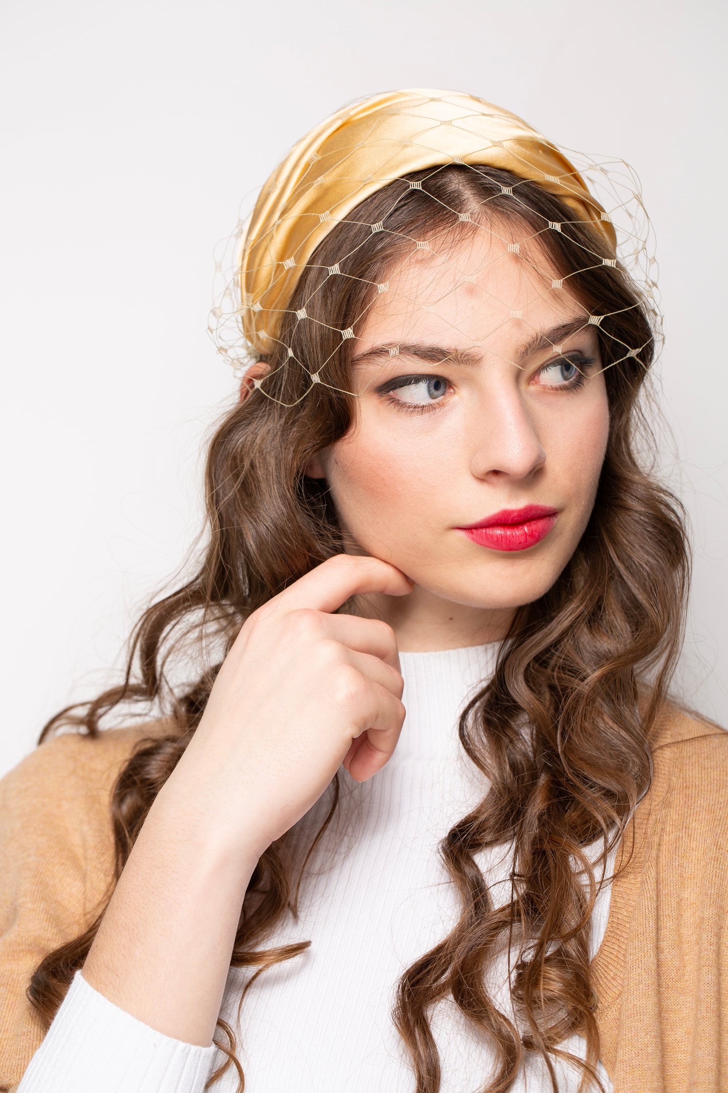 Goldener Seidensatin-Haarreif, drapierter Seiden-Halbhut im Stil des alten Hollywood, Hochzeitshut im Stil der 1950er Jahre