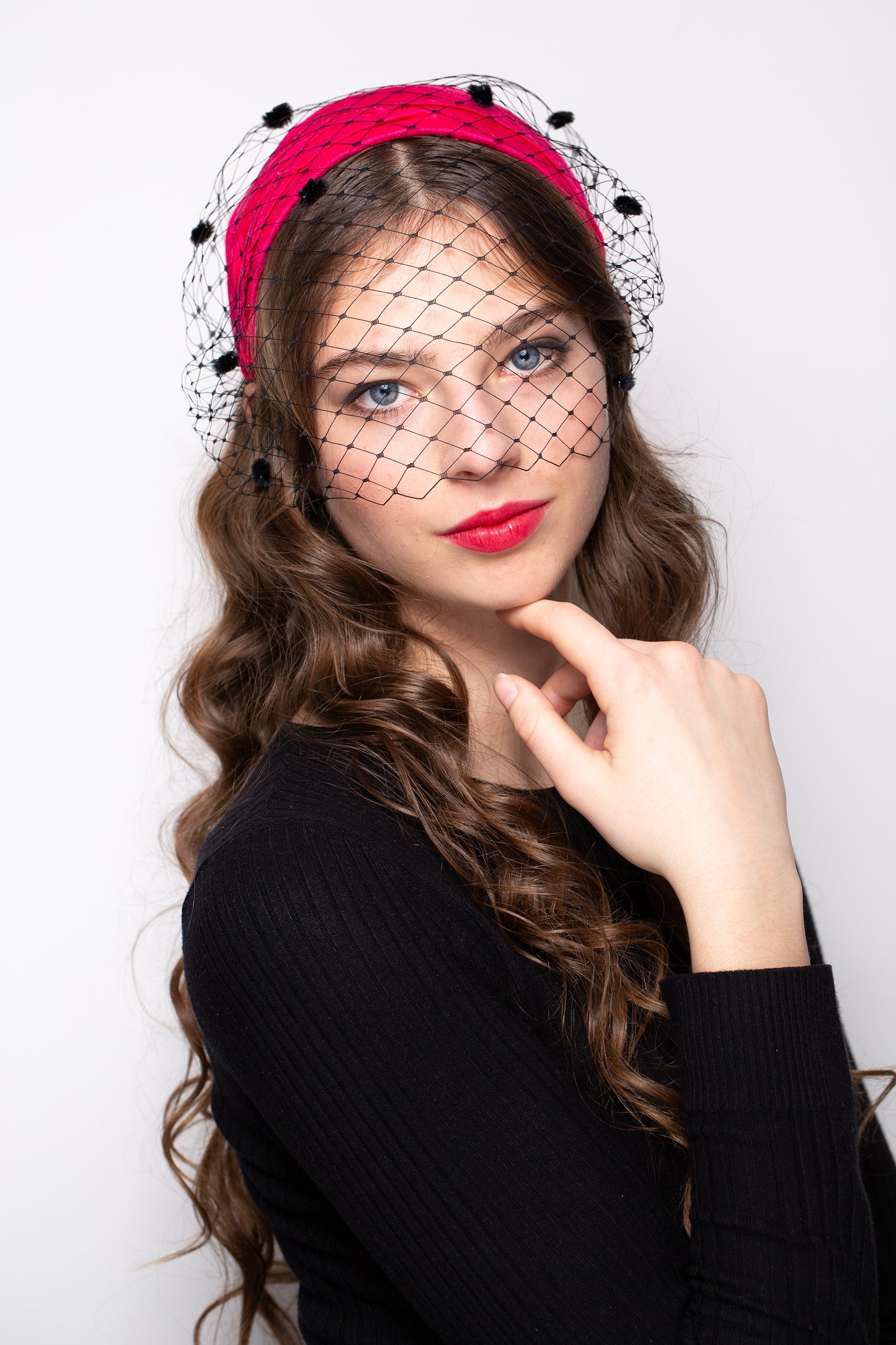 Goldener Seidensatin-Haarreif, drapierter Seiden-Halbhut im Stil des alten Hollywood, Hochzeitshut im Stil der 1950er Jahre