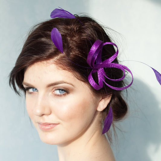 Svatební fascinátor s fialovým peřím, Sinamay na klipu