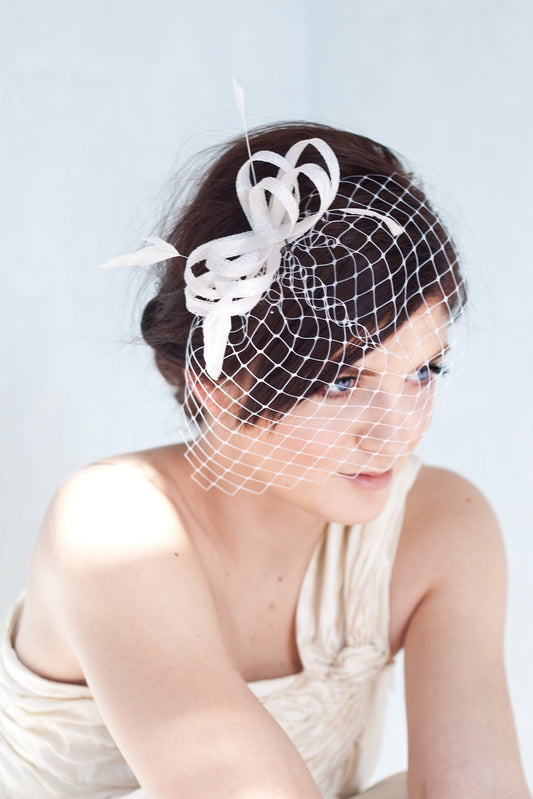 White Birdcage Fascinator, Feathered Bridal Bow Headpiece, Wedding Headpiece with Birdcage Veil, Civil Wedding Ceremony Fascinator