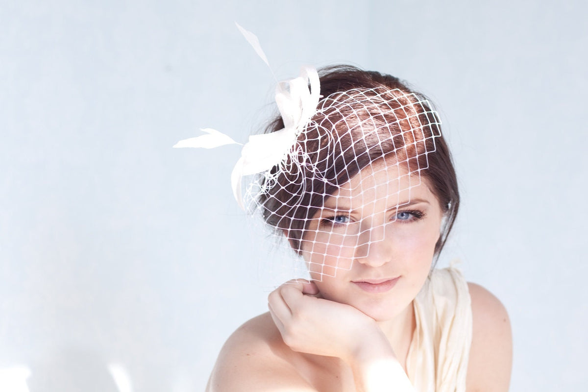 White Birdcage Fascinator, Feathered Bridal Bow Headpiece, Wedding Headpiece with Birdcage Veil, Civil Wedding Ceremony Fascinator