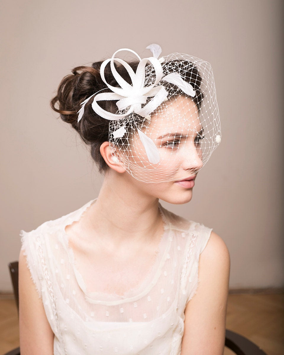 Bridal Feather Fascinator with Detachable Birdcage Veil – Elegant Wedding Headpiece for Modern Bride