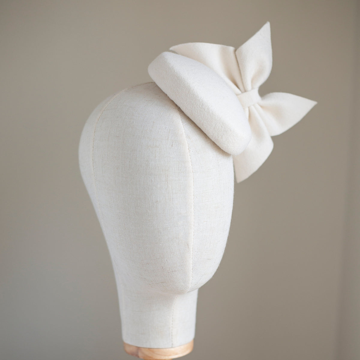 Ivory Bridal Pillbox Hat with Oversize Hair Bow – Couture Wedding Hat, Minimalist Formal Headpiece